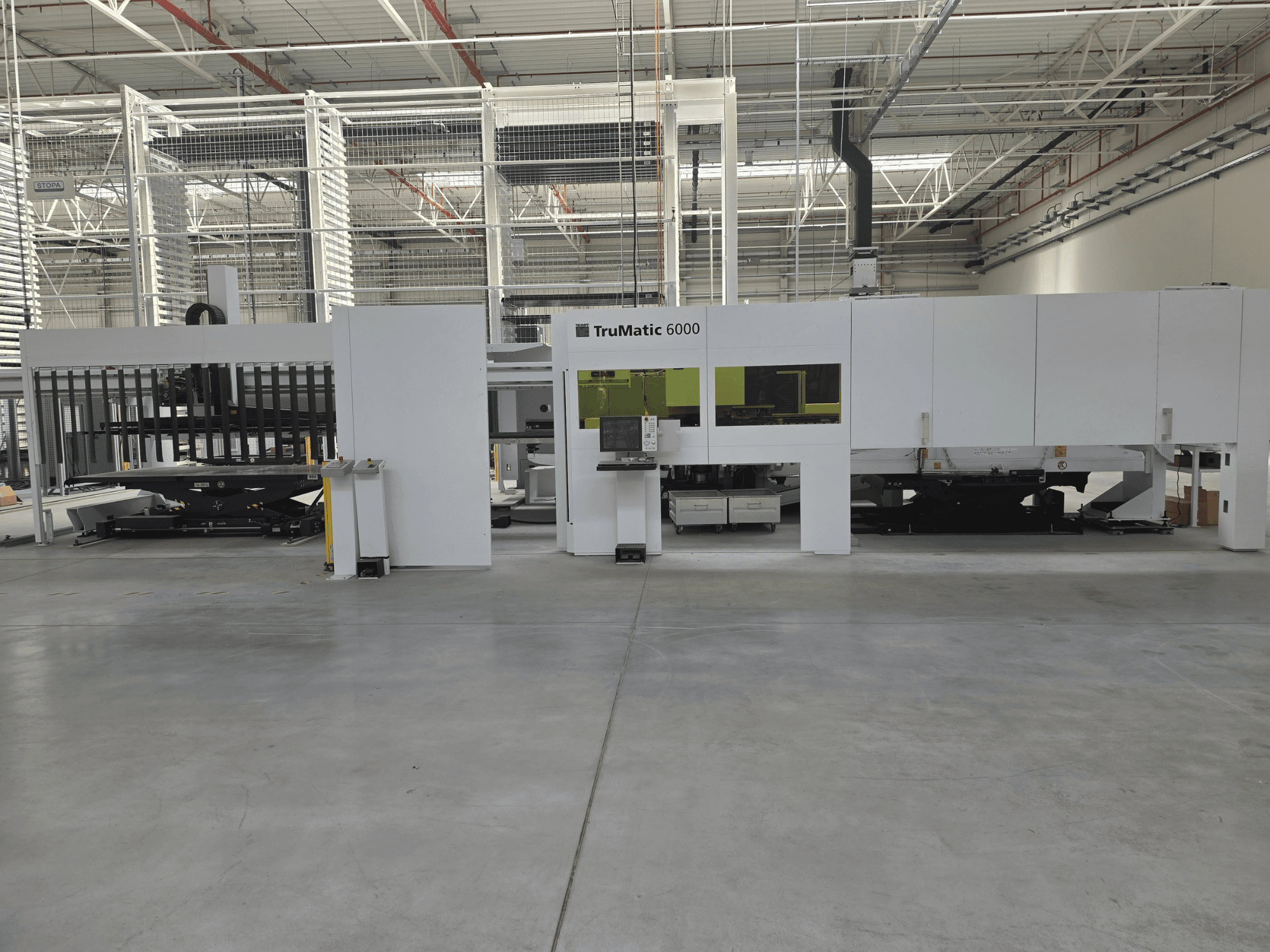 Système automatisé de production de tôles TRUMPF TruMatic 6000, vue de face, avec le panneau de commande et la zone de chargement.