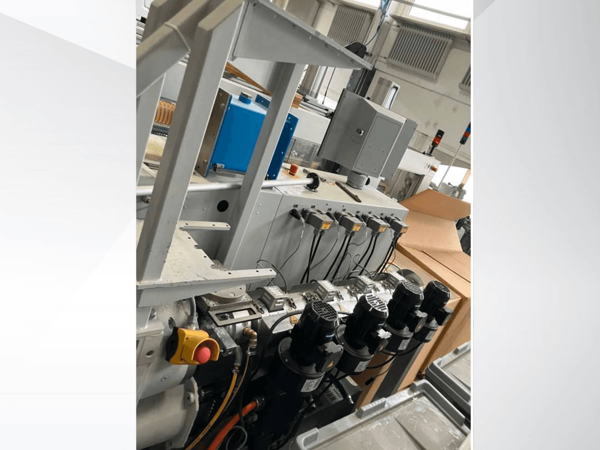 Extrudeuse monovis Krauss Maffei KME 45 XS, vue latérale montrant le panneau de commande, les moteurs et divers composants.