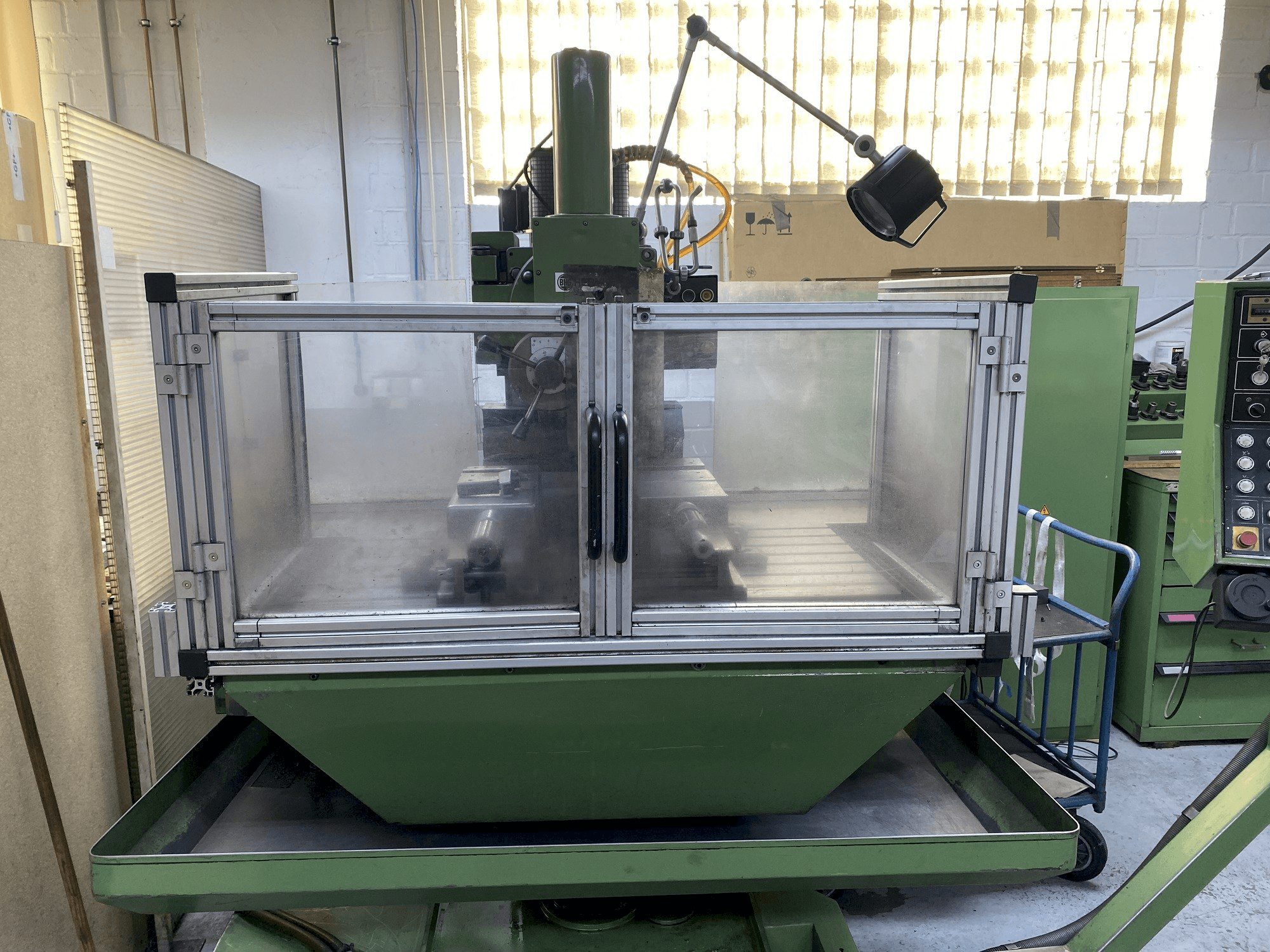 Vue de face de la machine HERMLE UWF 1000