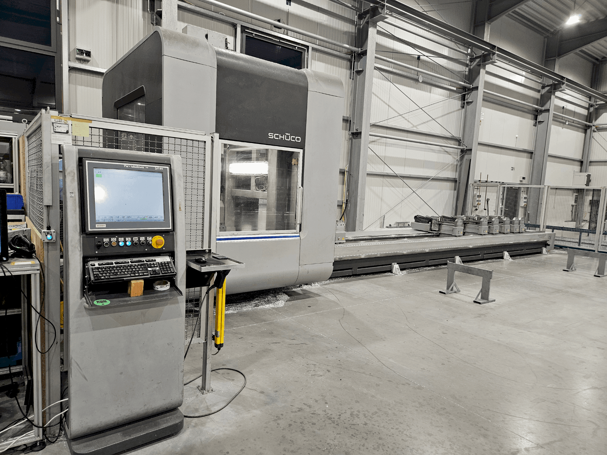 Vue de face de la machine SCHÜCO DC 500