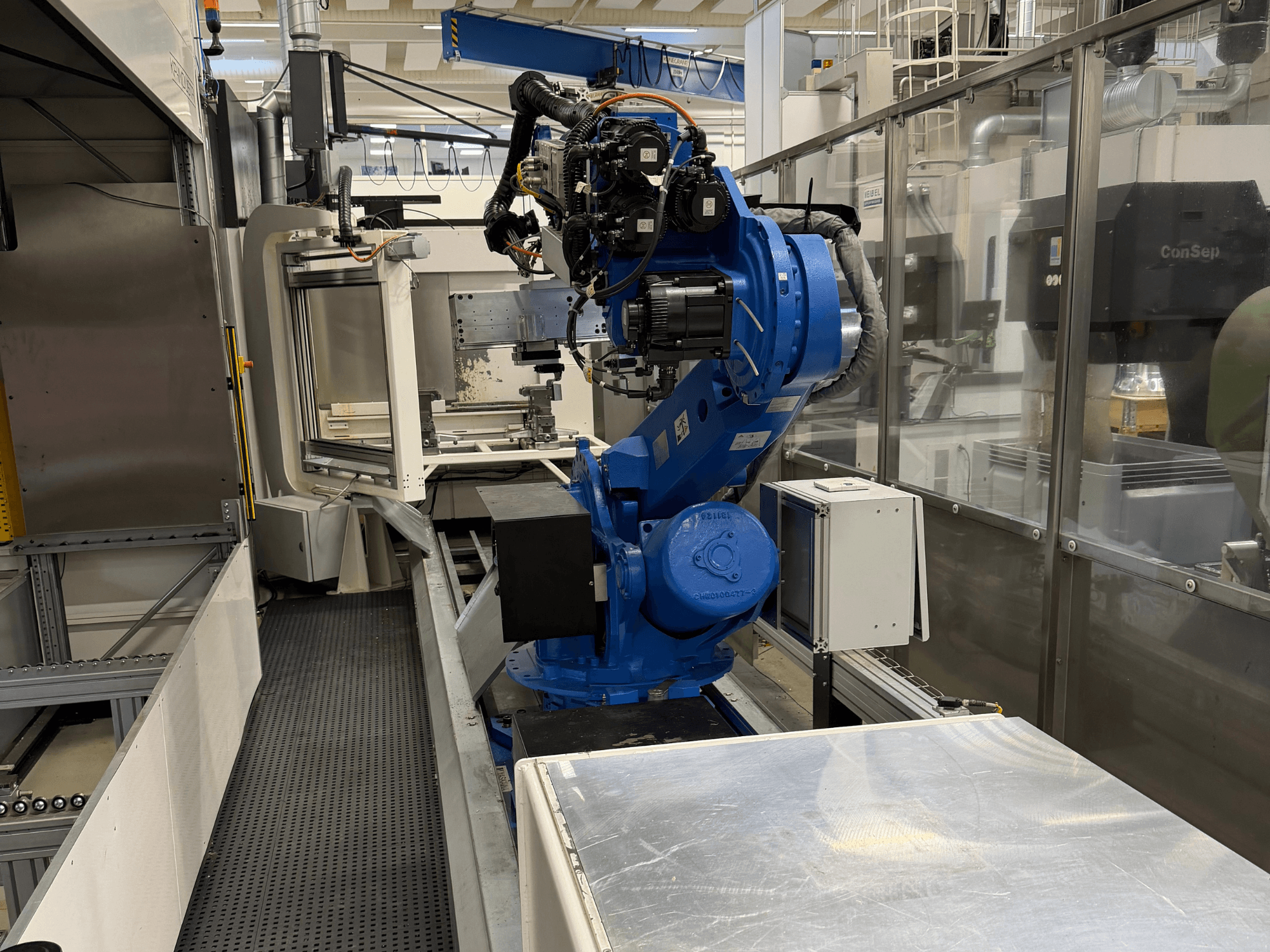 Bras robotique Yaskawa Motoman ES165D sur rail, vue latérale montrant une installation d'automatisation dans un environnement industriel.