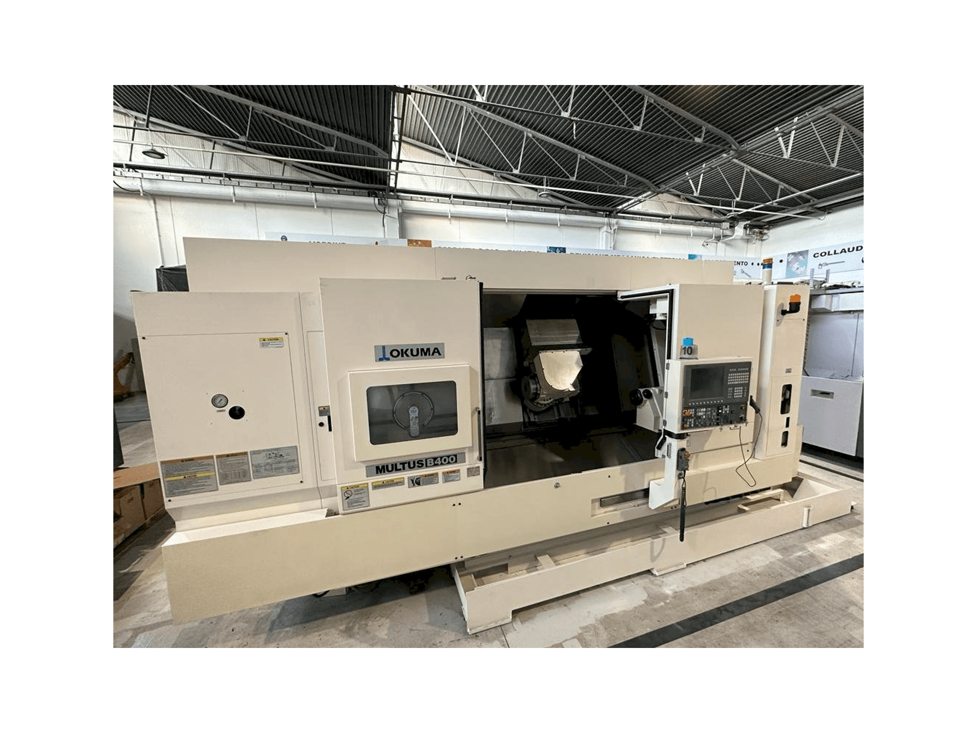 Vue de face de la machine Okuma MULTUS B400C