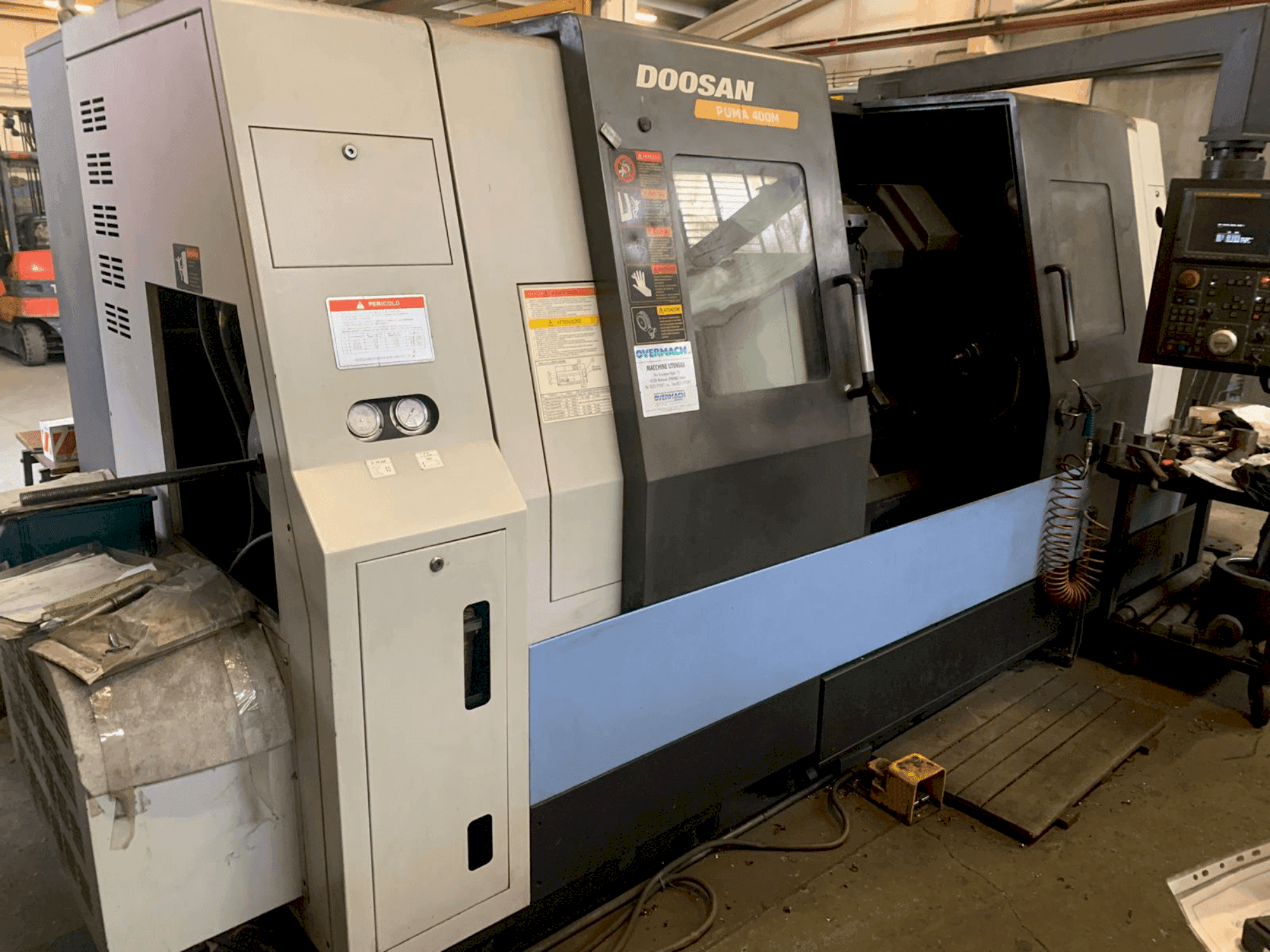 Vue de face de la machine DOOSAN PUMA 400M