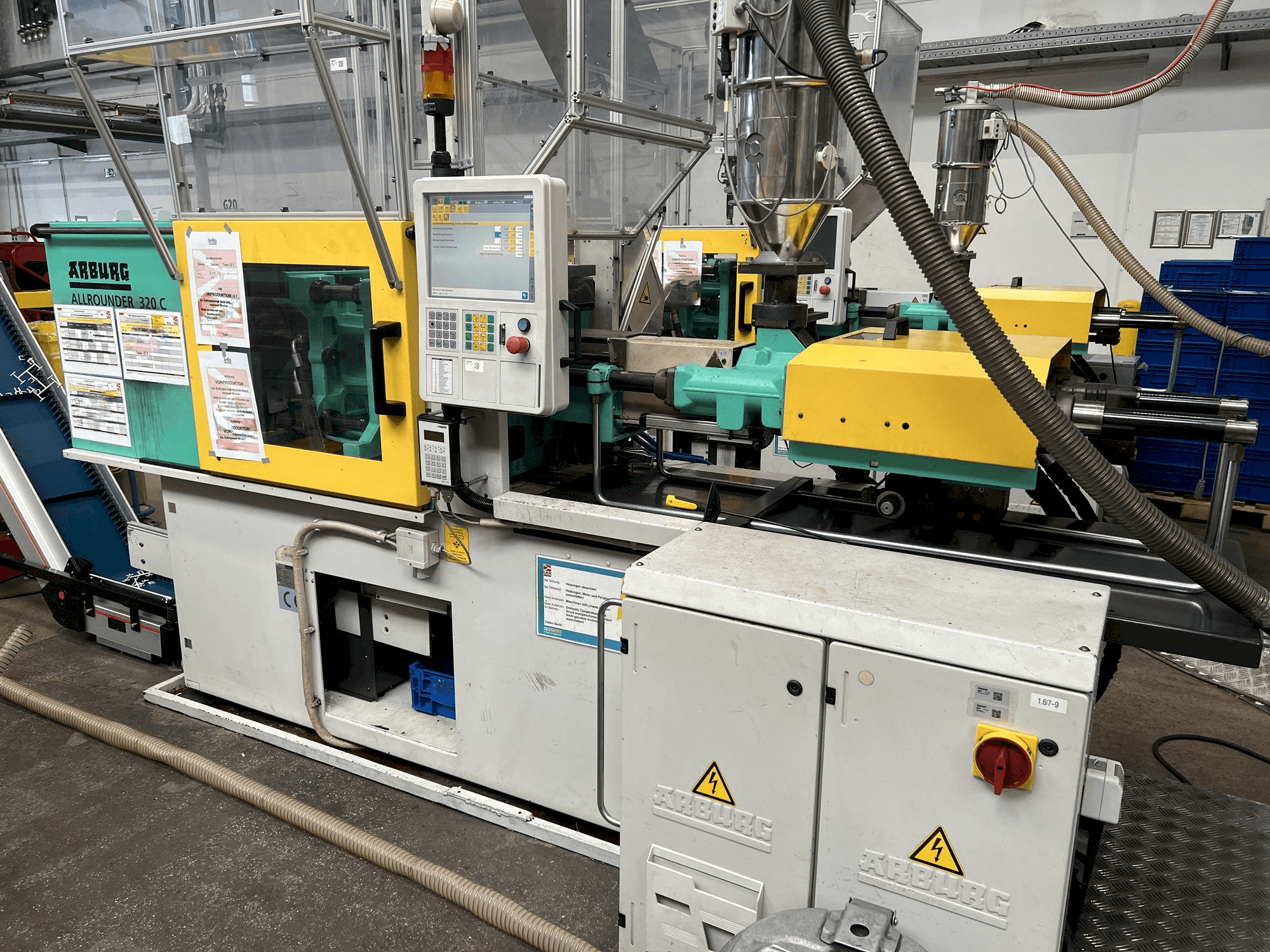 Vue de face de la machine Arburg Allrounder 320C 500 - 170