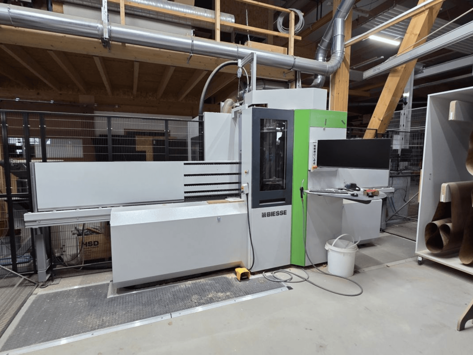 Centre d'usinage CNC BIESSE Brema EKO 2.2, vue de face, mettant en avant le panneau de commande et le châssis principal rehaussés de touches de vert.