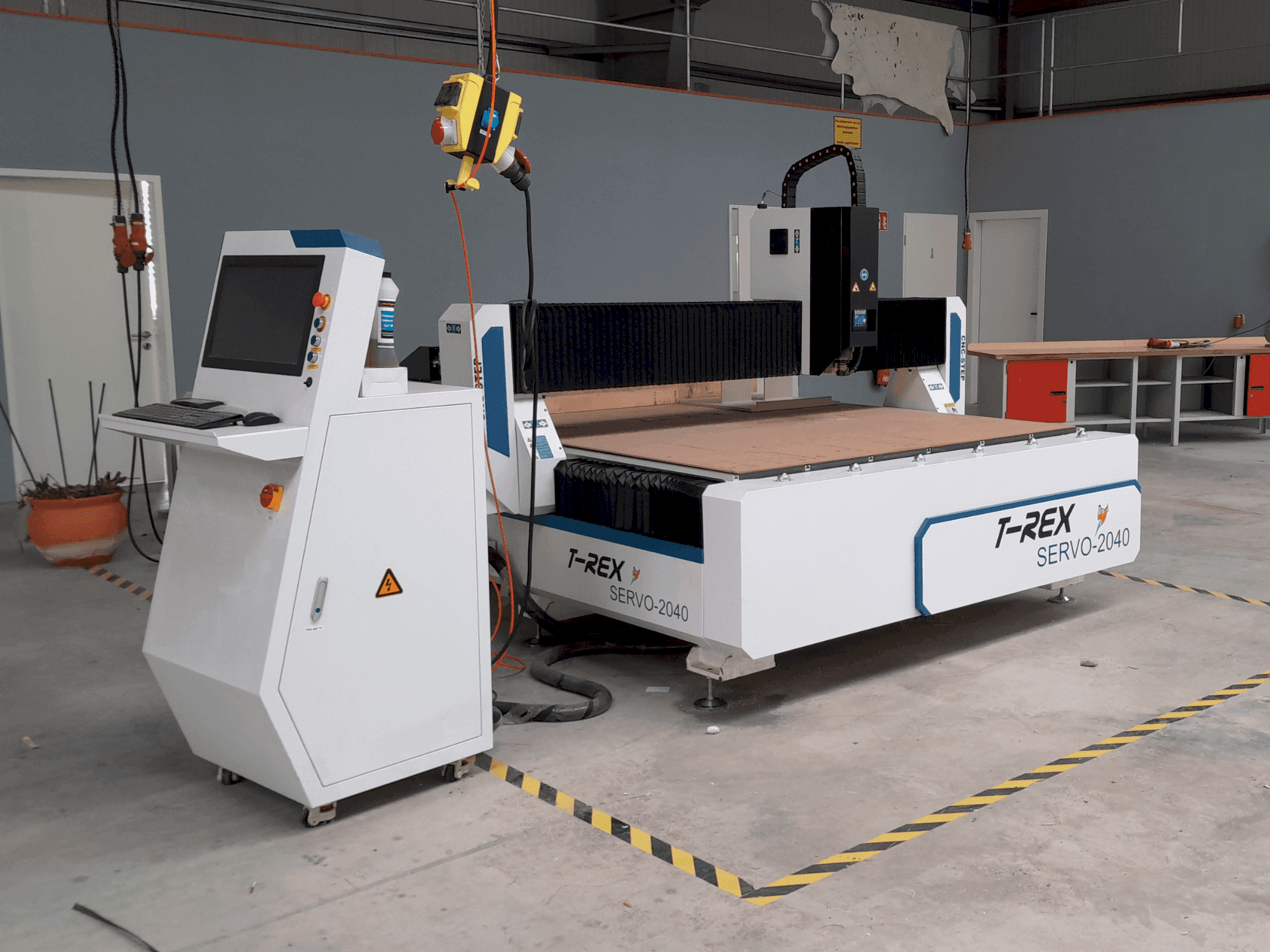 Vue de face de la machine T-Rex Servo 2040