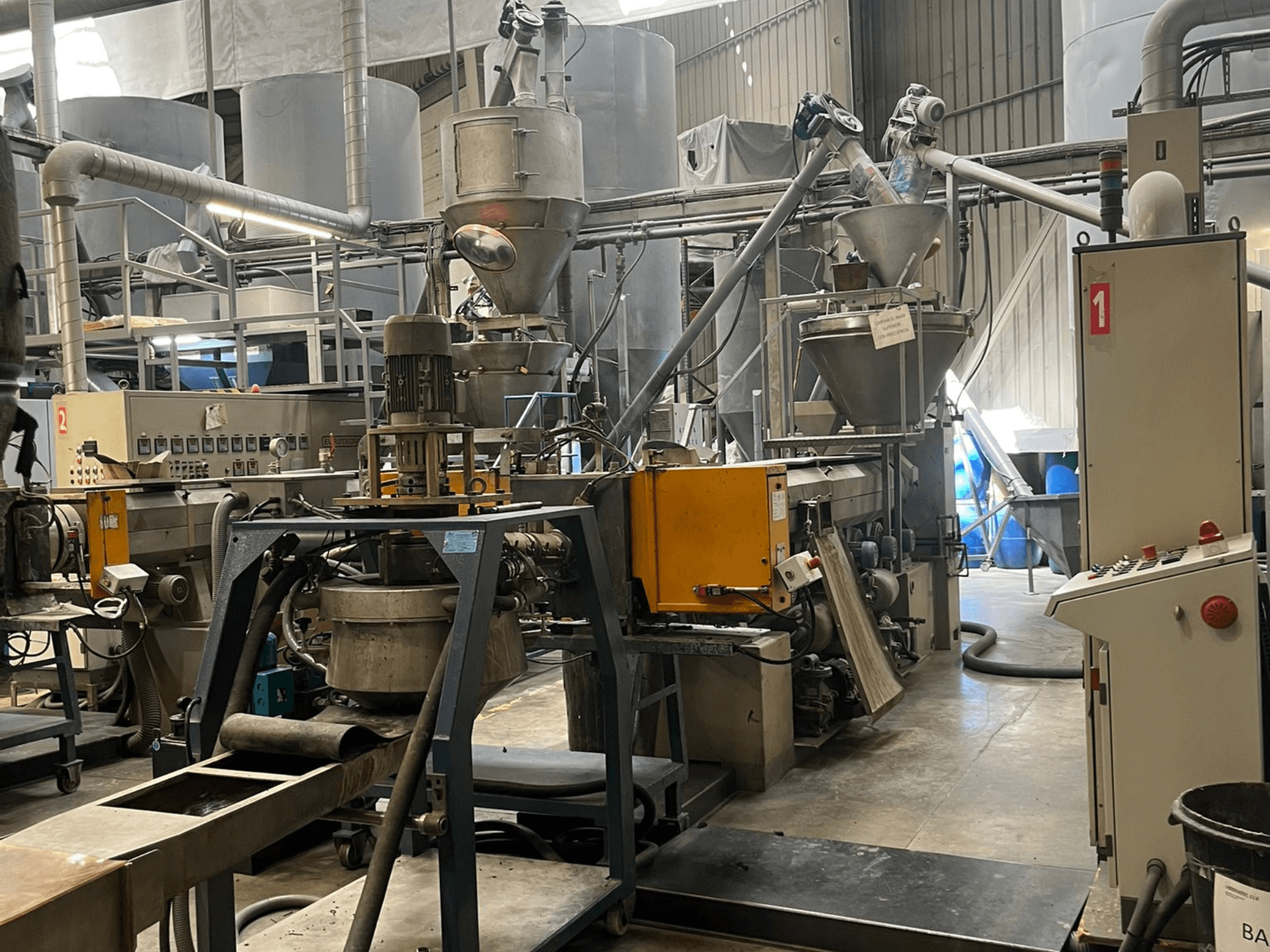 Extrudeuse monovis EUROTECNO E12535D en configuration d'usine, équipée de composants de transformation, de trémies et d'un panneau de commande.
