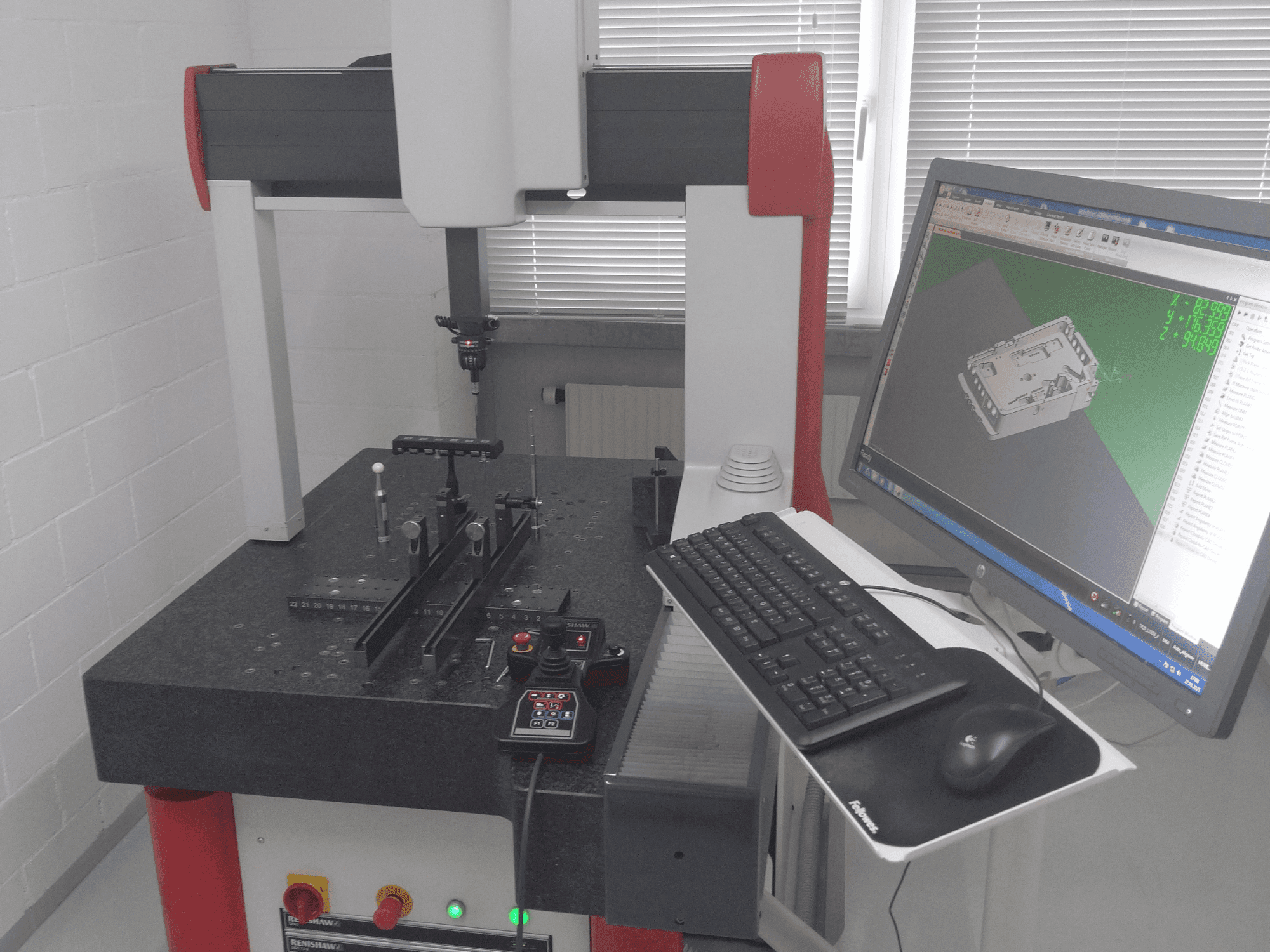 Vue de face de la machine Coord3 Ares 700