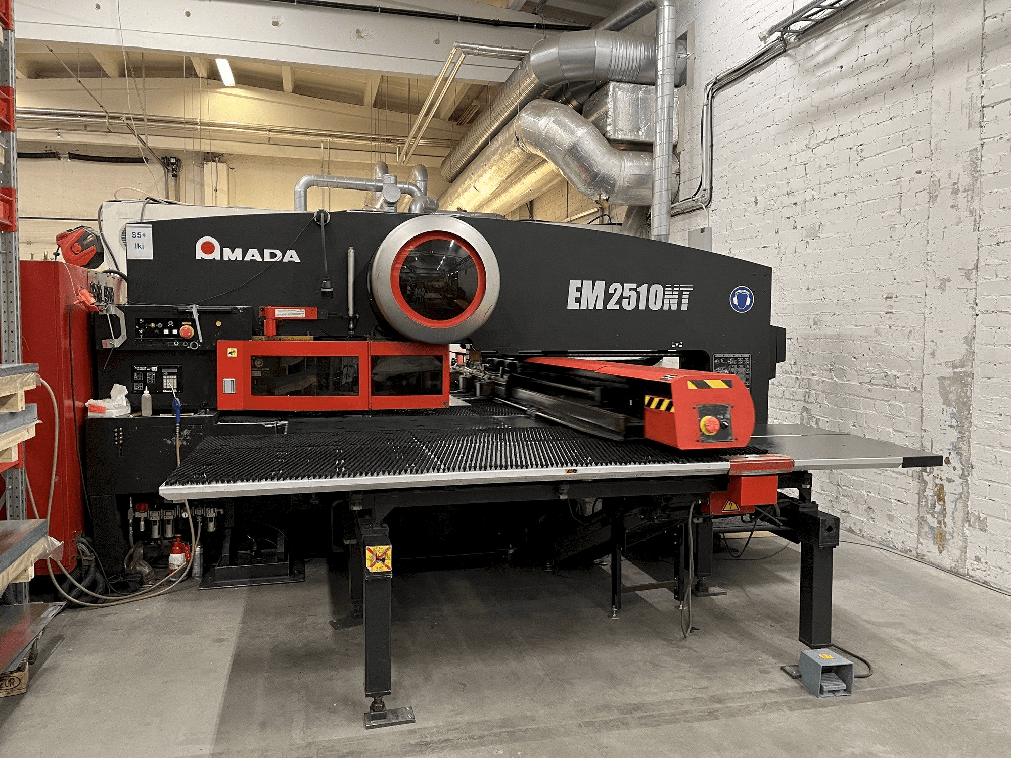 Vue de face de la machine AMADA EM2510NT