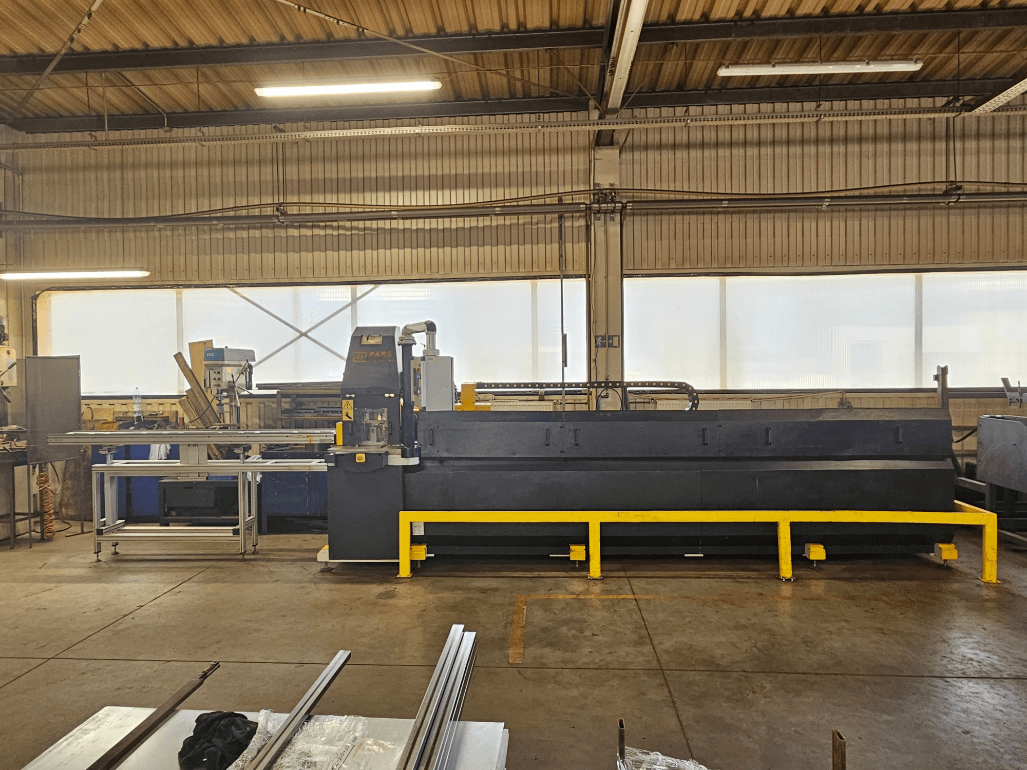Poinçonneuse CNC PARS HMP SIRIUS PLUS-3000/3-L1, vue de face dans un environnement industriel avec des surfaces métalliques et des outils.