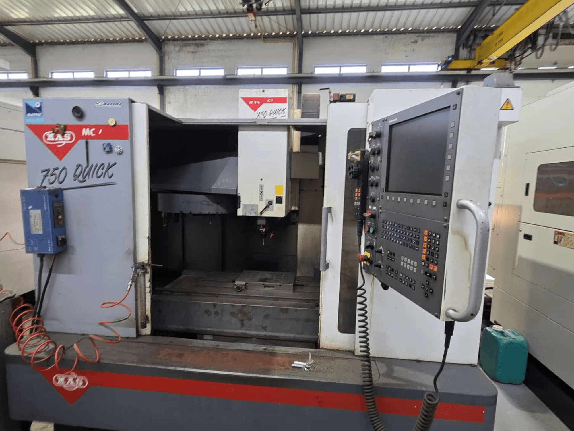 Centre d'usinage vertical KOVOSVIT MAS MCV 750, vue de face montrant le panneau de commande et la zone de travail, avec l'inscription "750 Quick".