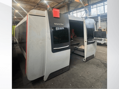Machine BySprint Fiber de Brünswick, vue de face montrant les deux ouvertures, le panneau de commande à écran tactile et l'espace de travail industriel à l'intérieur.