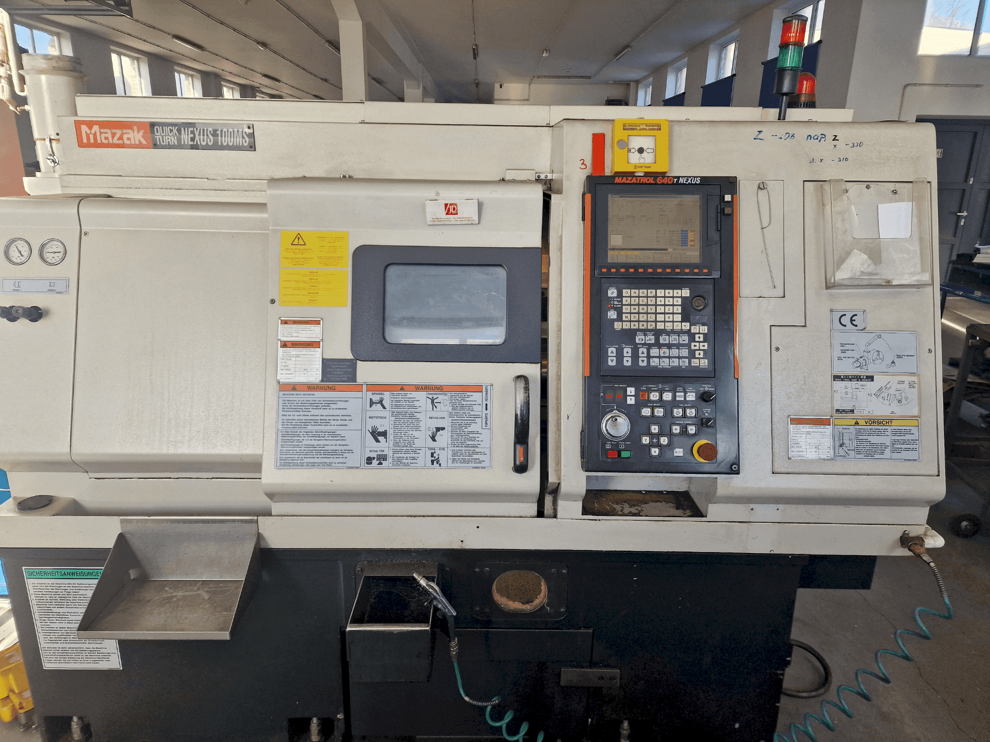 Vue de face de la machine Mazak QTN-100 MS