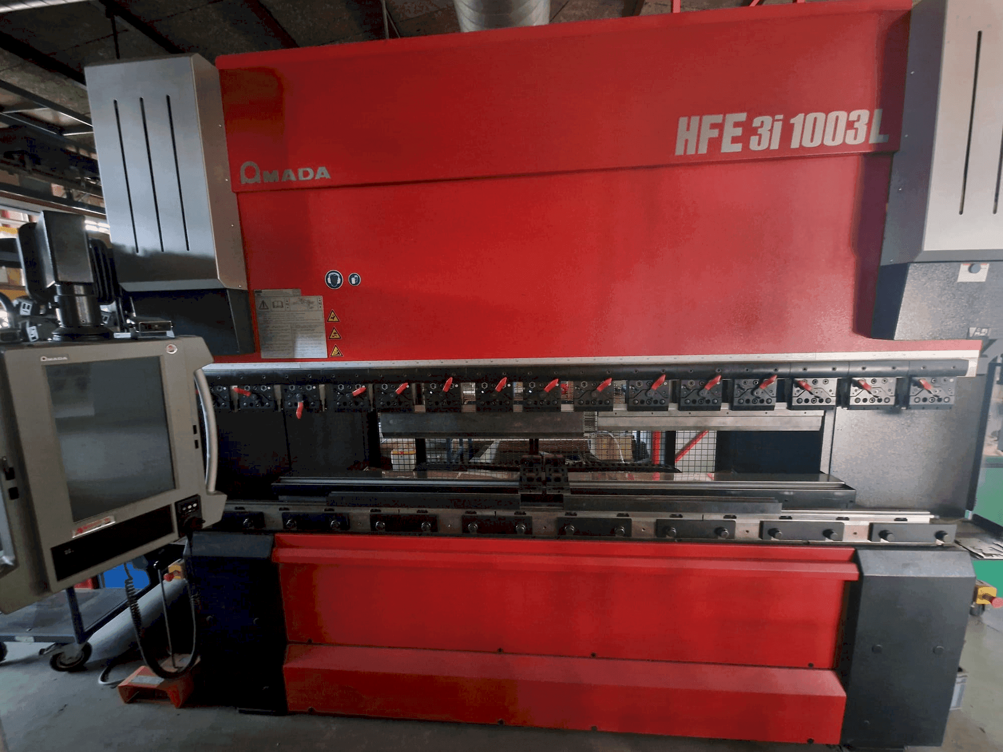 Vue de face de la machine AMADA HFE 3L 1003