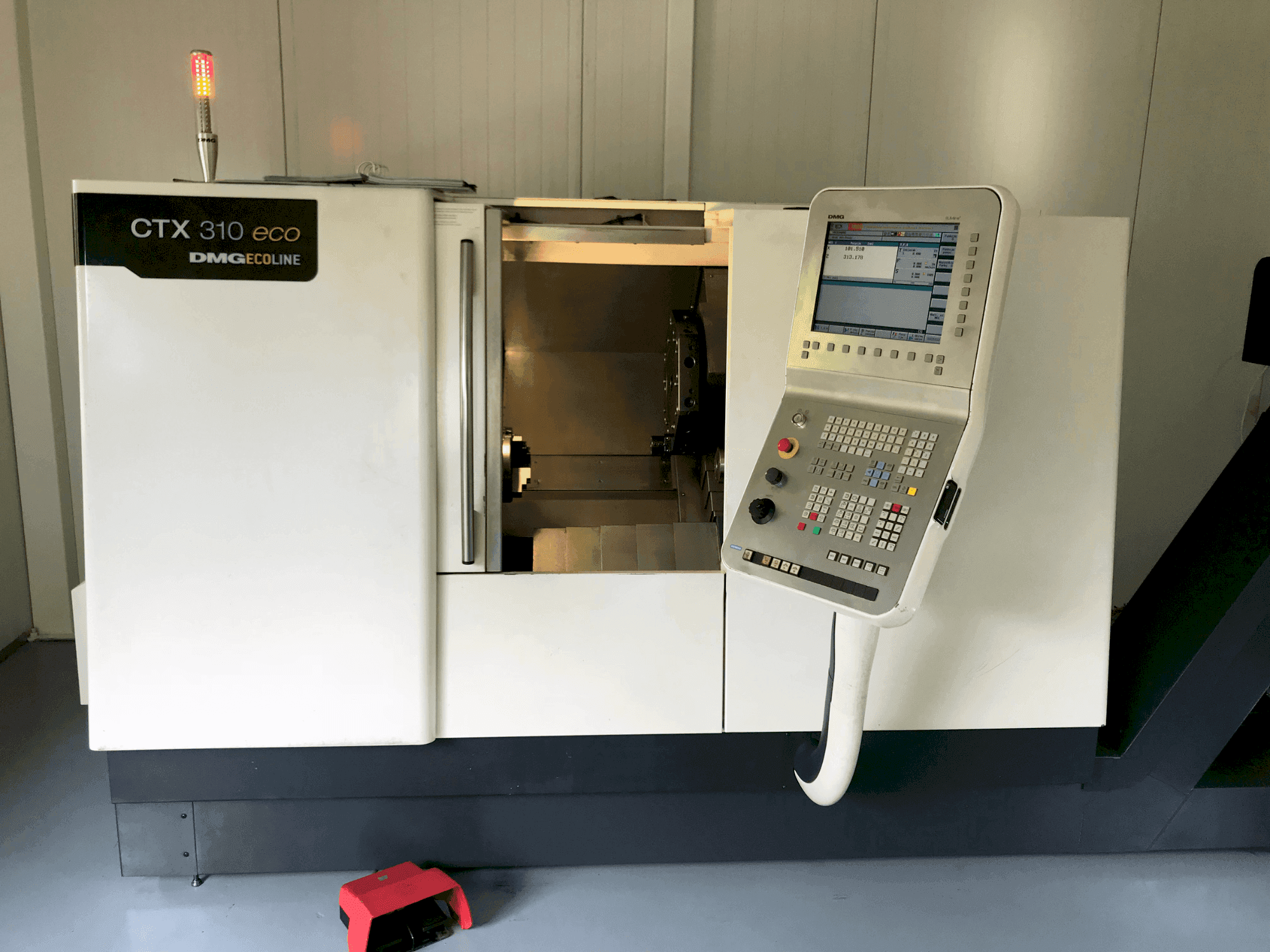 Vue de face de la machine DMG CTX 310 ecoline