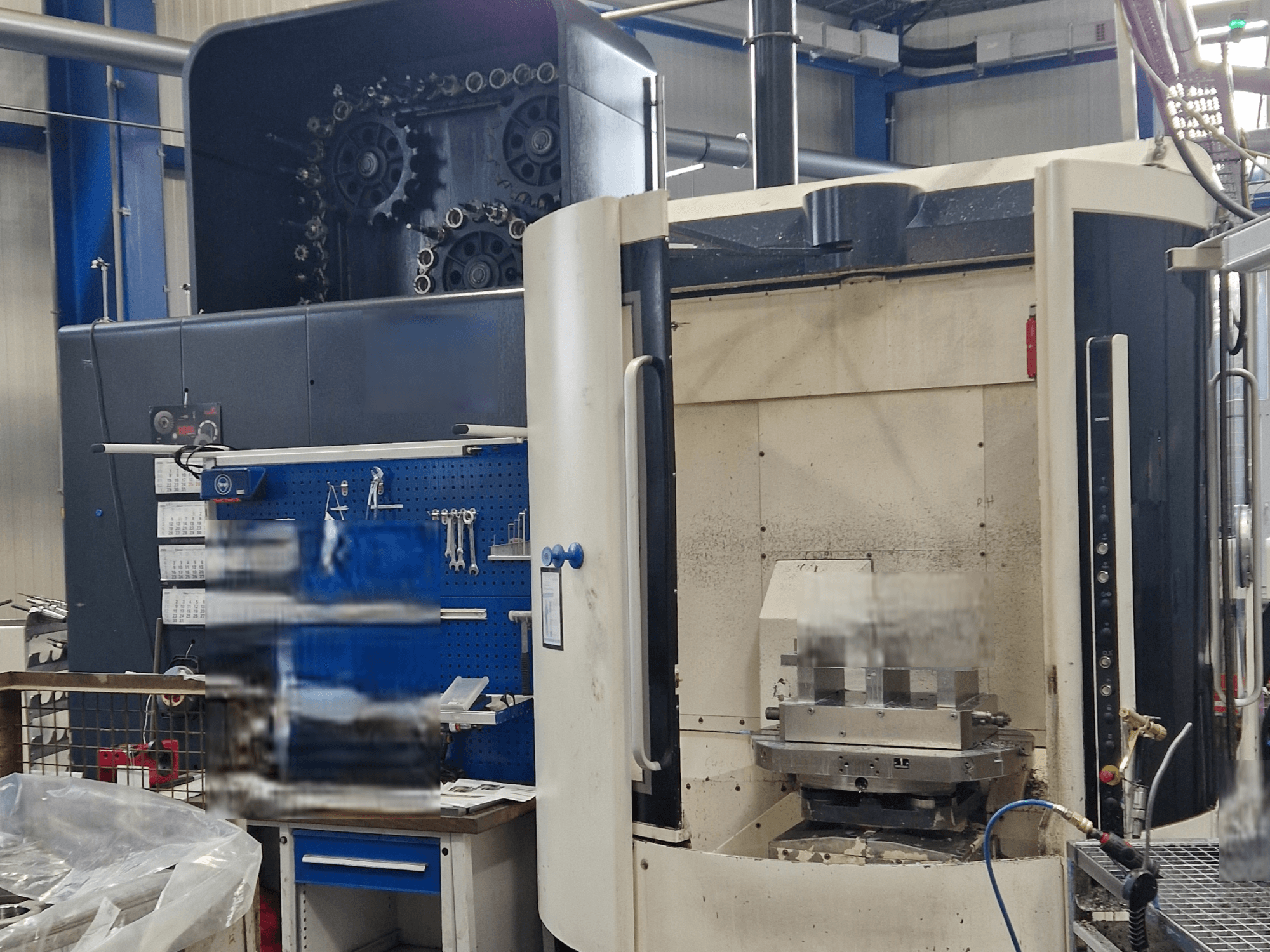 Centre d'usinage universel DMG DMC80U DuoBlock, vue de face, présentant le panneau de commande et la zone de travail avec les accessoires d'outillage.