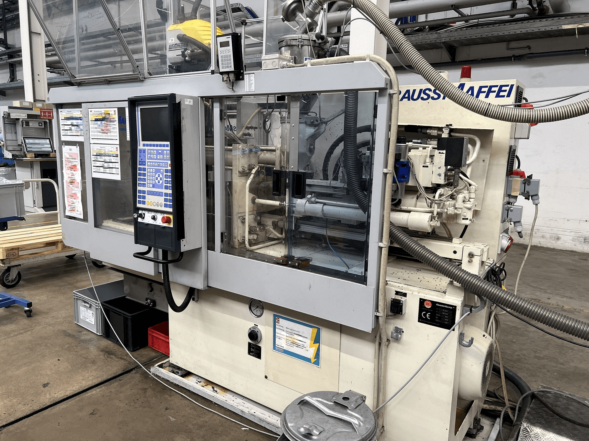 Vue de face de la machine Krauss Maffei KM 50-125 C1