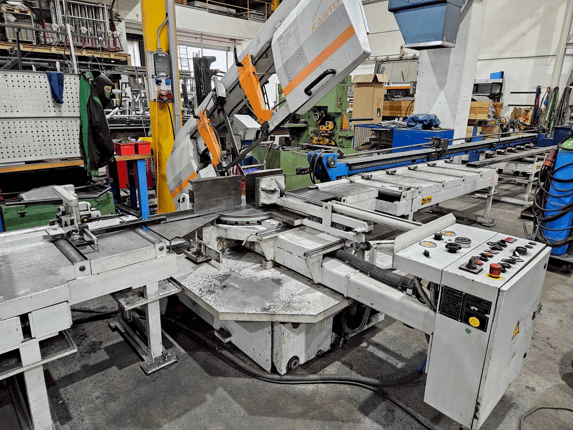 Vue de face de la machine KASTO cut DU 4