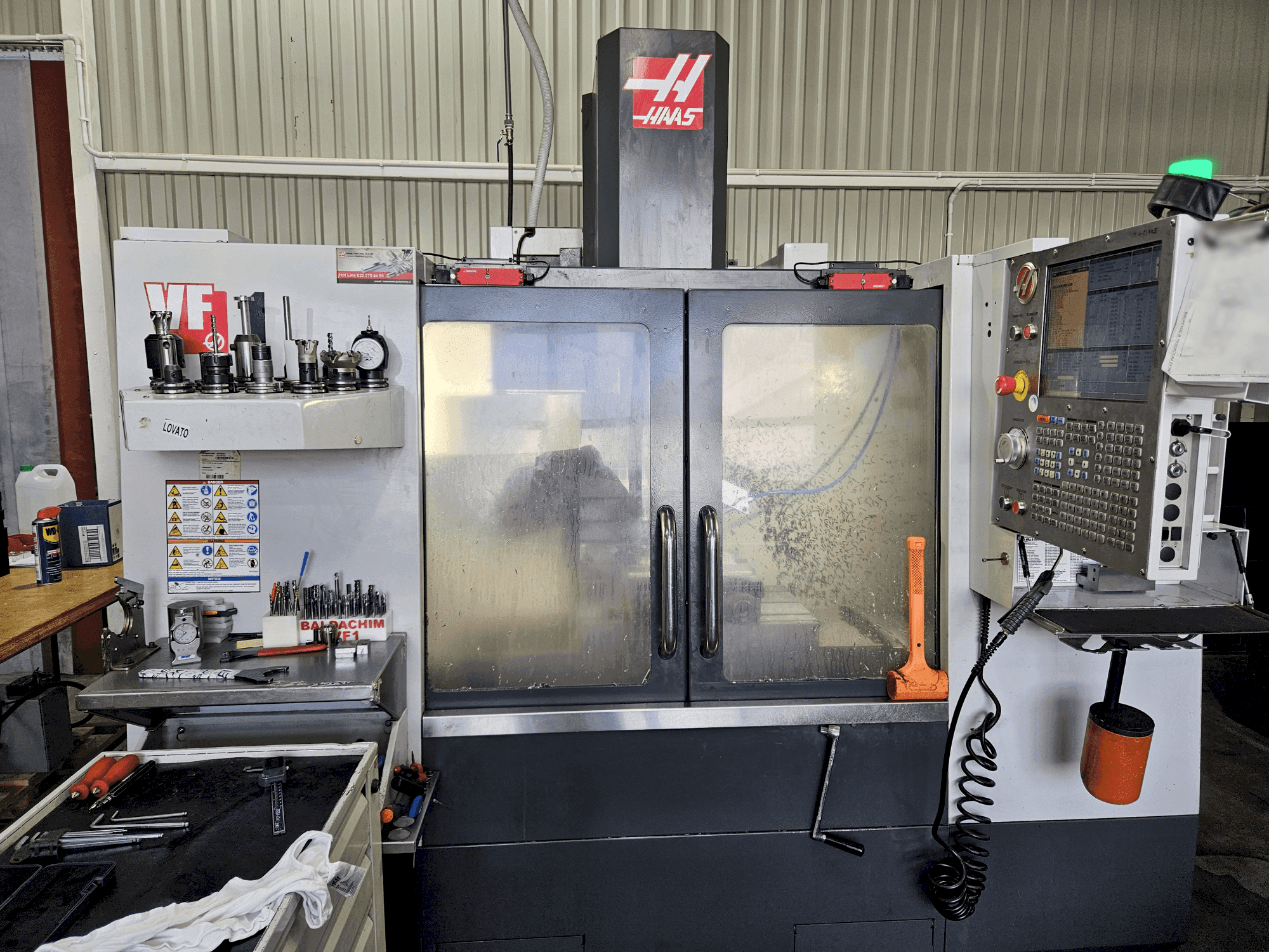 Vue de face de la machine HAAS VF-1