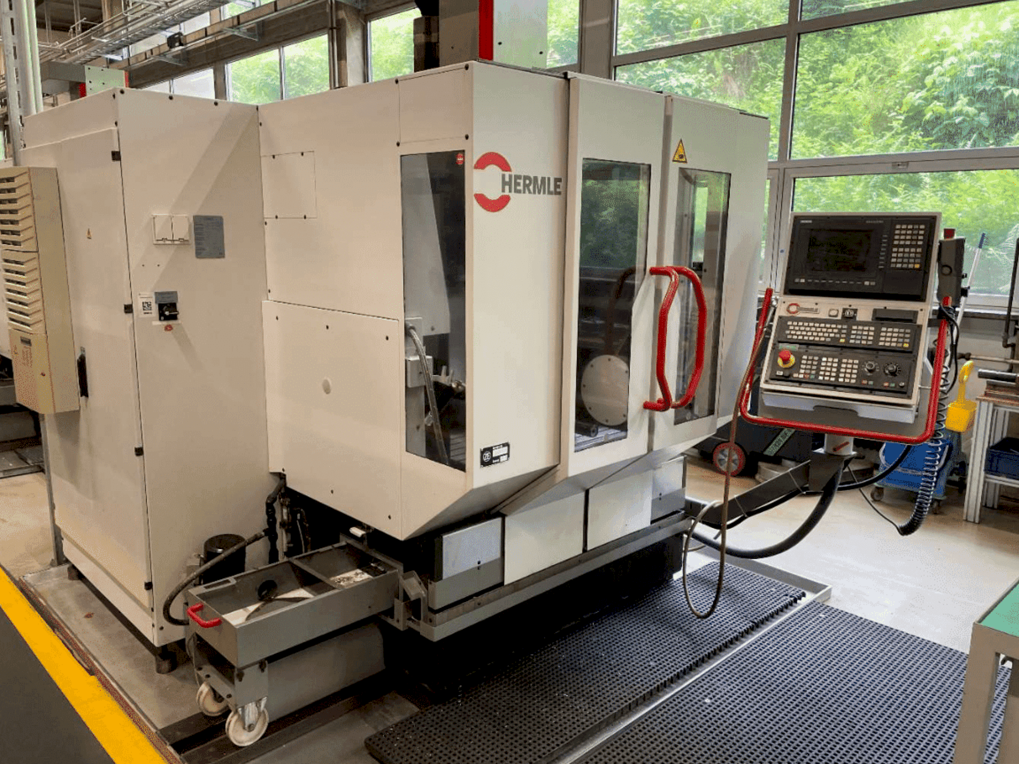 Vue de face de la machine HERMLE C600V
