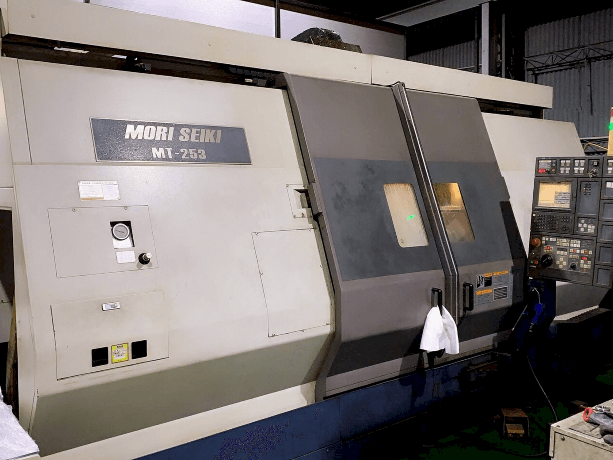Front view of MORI SEIKI MT 253 S machine