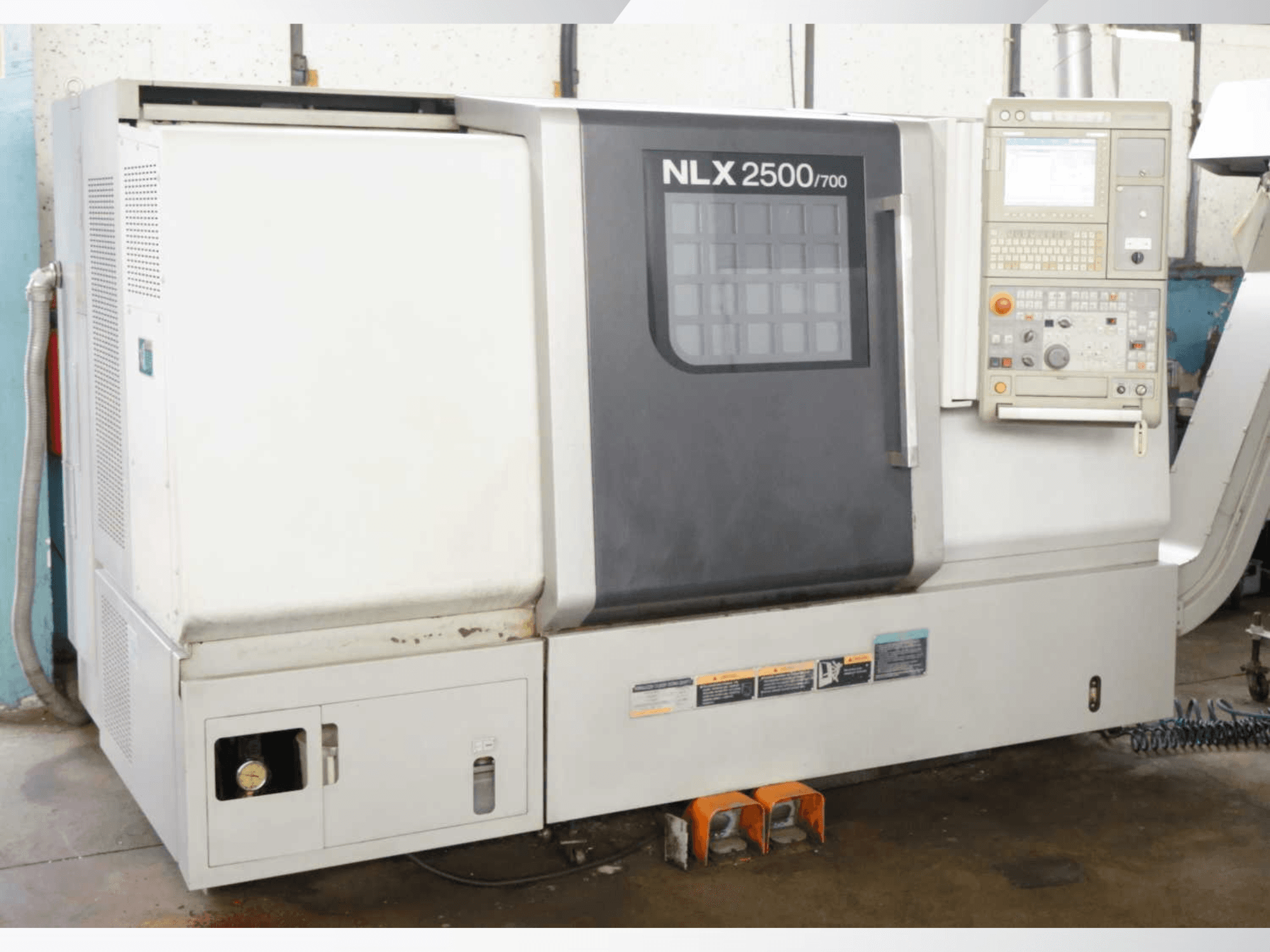 Tour horizontal DMG MORI NLX 2500/700, vue de face montrant le panneau de commande et les caractéristiques de la machine.