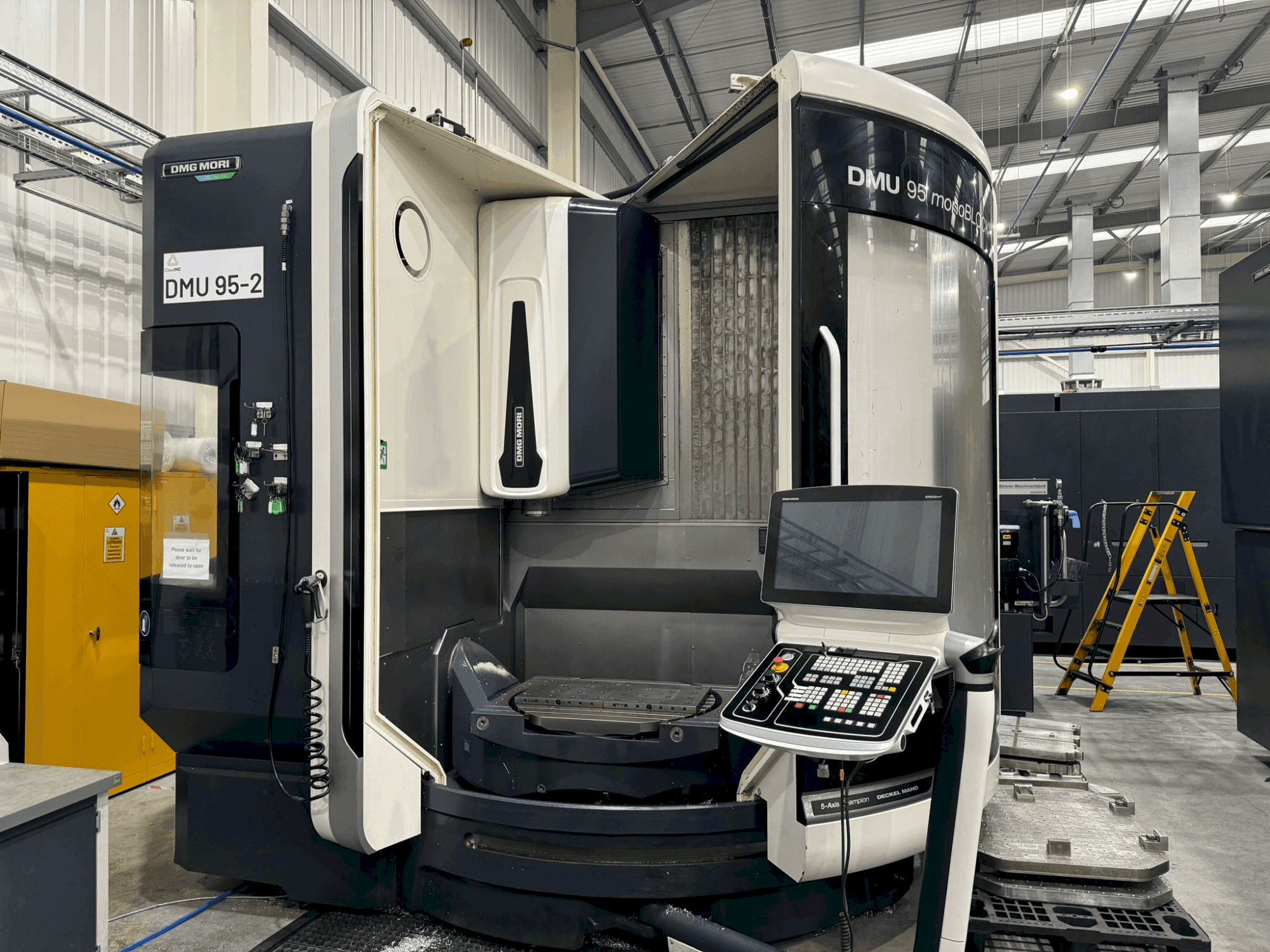 Vue de face de la machine DMG MORI DMU 95 Monoblock