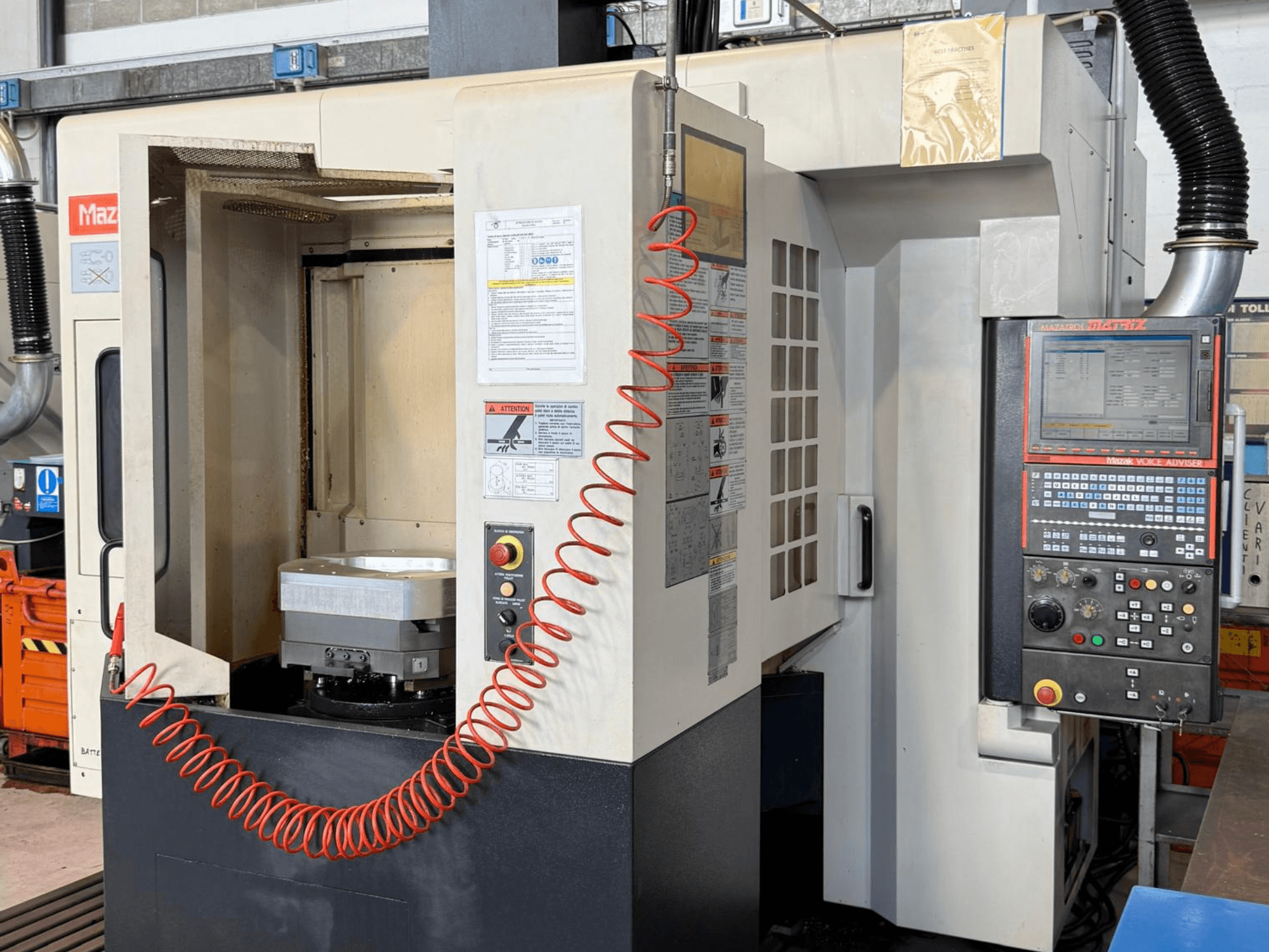 Centre d'usinage vertical Mazak VARIAXIS I 500 vu de face, mettant en évidence le panneau de commande, le porte-pièce et la zone de rangement des outils.
