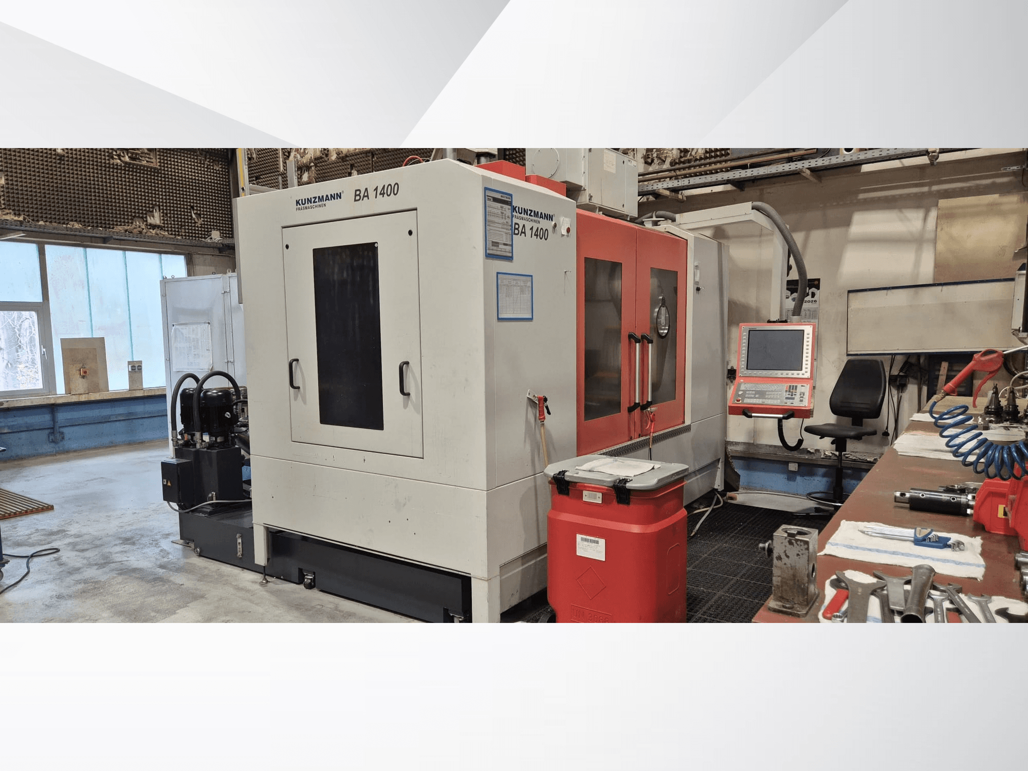 Centre d'usinage vertical KUNZMANN BA1400 dans un atelier, vue de profil montrant le panneau de commande et les outils environnants.
