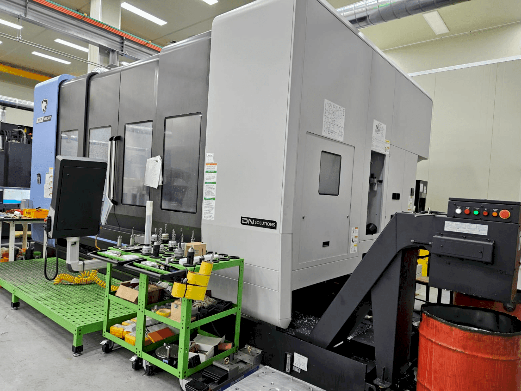 Vue de face de la machine DN SOLUTIONS VCF 850LSRII