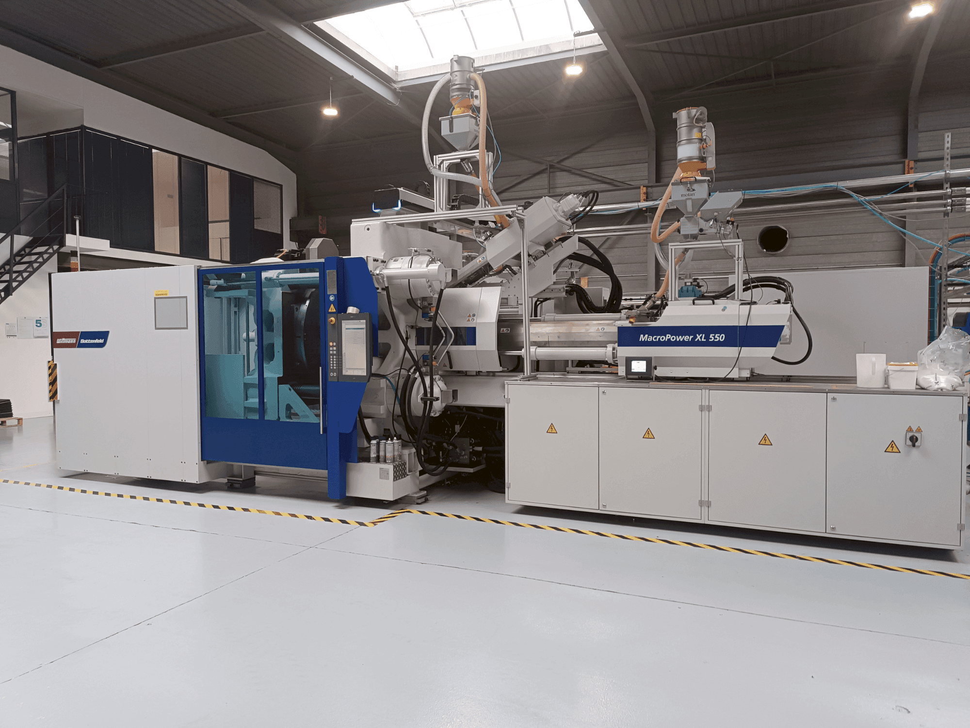 Vue de face de la machine Battenfeld MacroPower 550XL 2250H-350S 3K