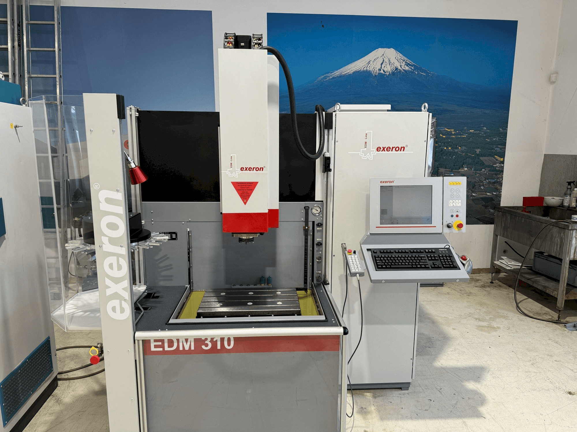 Vue de face de la machine Exeron EDM 310 MF 20