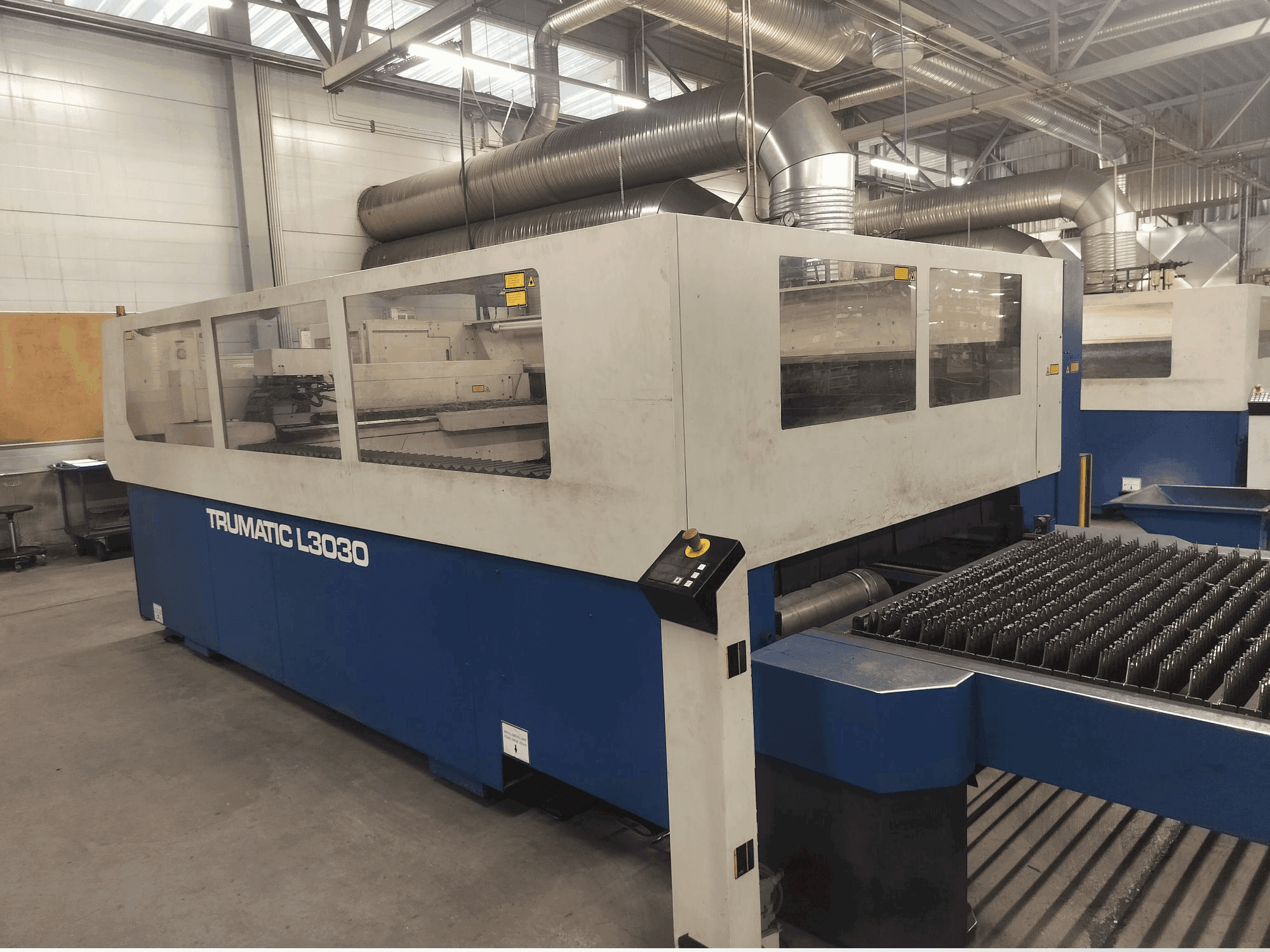 Vue de face de la machine TRUMPF Trumatic L3030