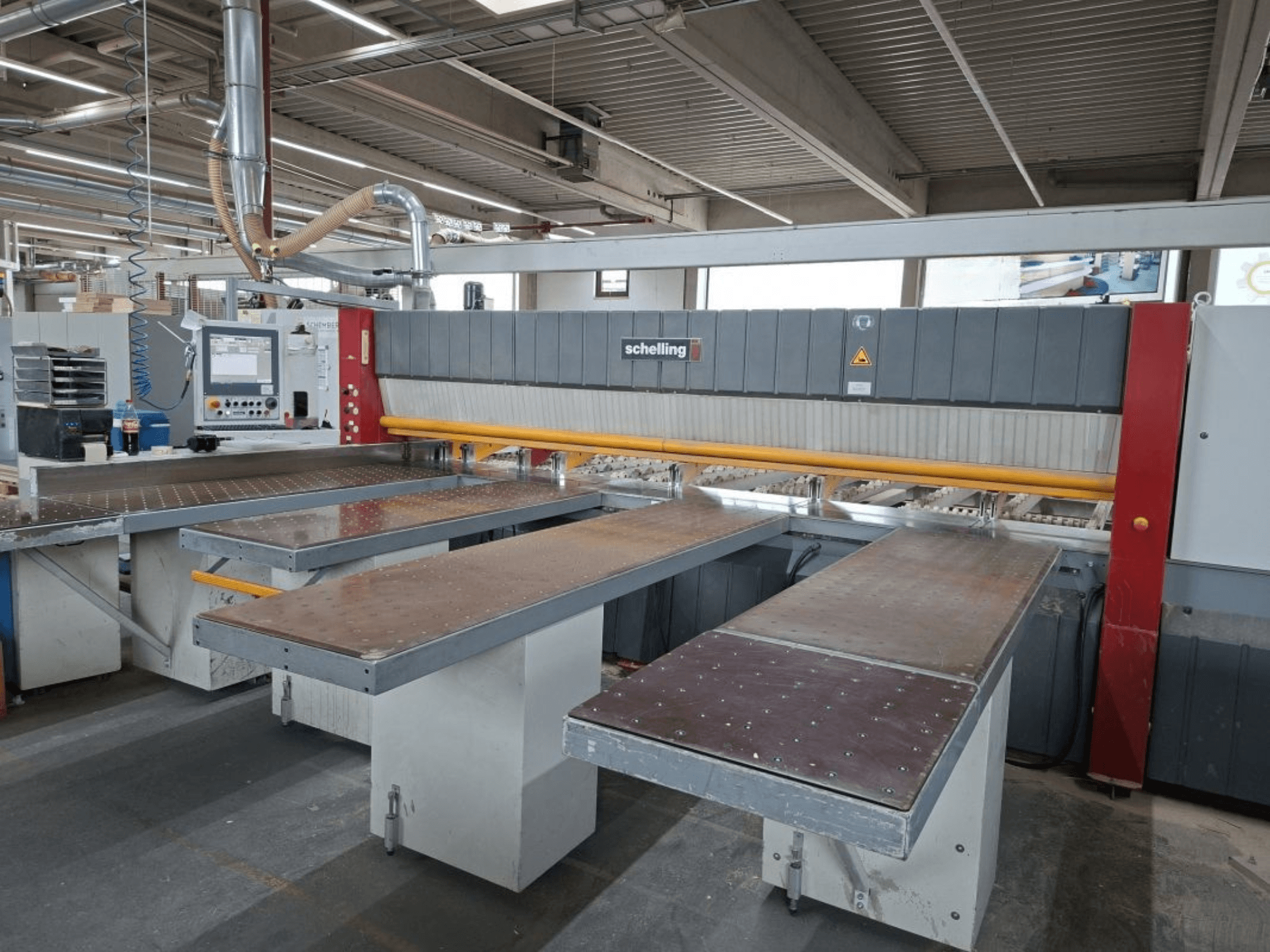 Scie à panneaux SCHELLING FH 4 dans l'atelier, montrant les deux tables rallongées et le panneau de commande. Vue de face mettant en évidence la configuration opérationnelle.