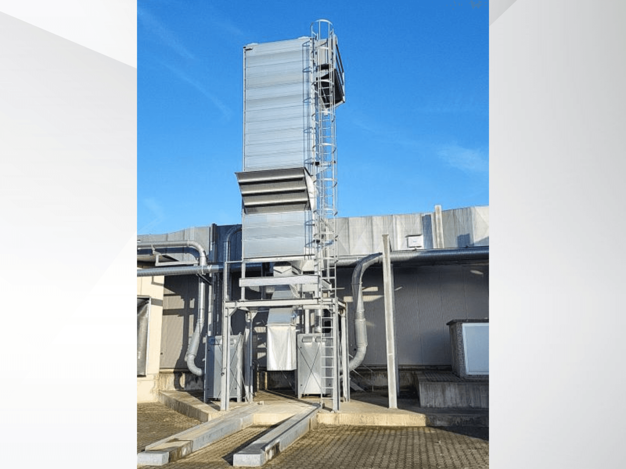 Machine à bois SCHUKO Solo-160-2323/30/182/BD vue de face, montrant la structure métallique et l'échelle d'accès.