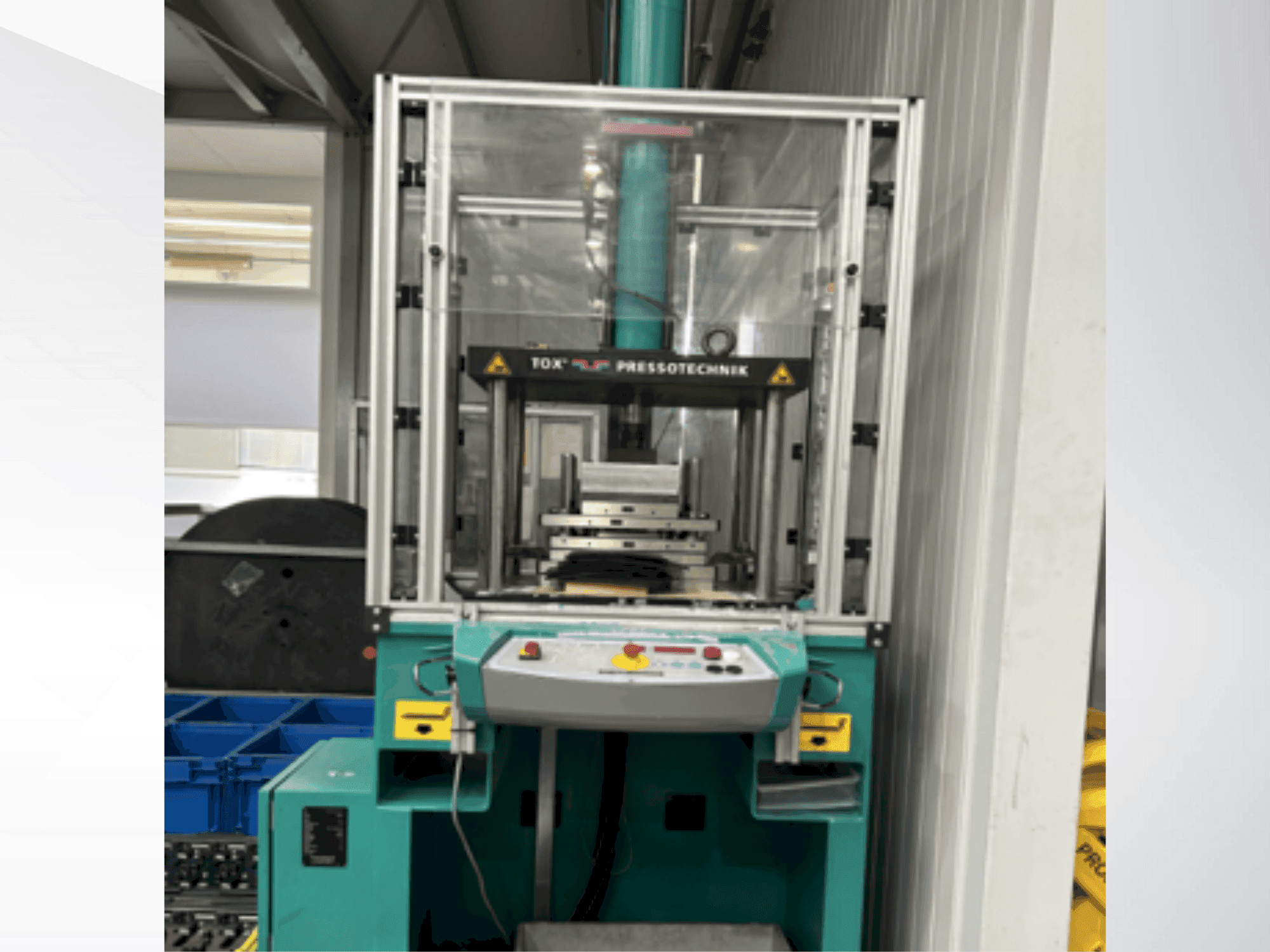 Vue de face de la machine TOX MAG 008.261.A.001