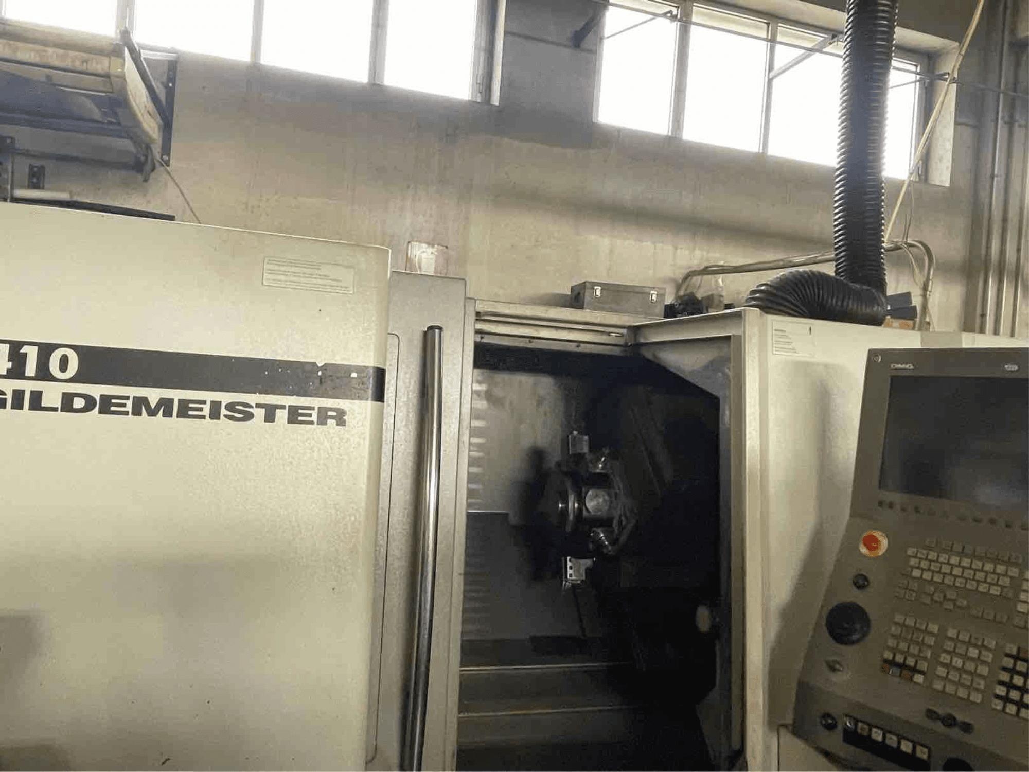 Tour horizontal DMG CTX410, vue de face, montrant le panneau de commande et les composants d'usinage visibles à l'intérieur.