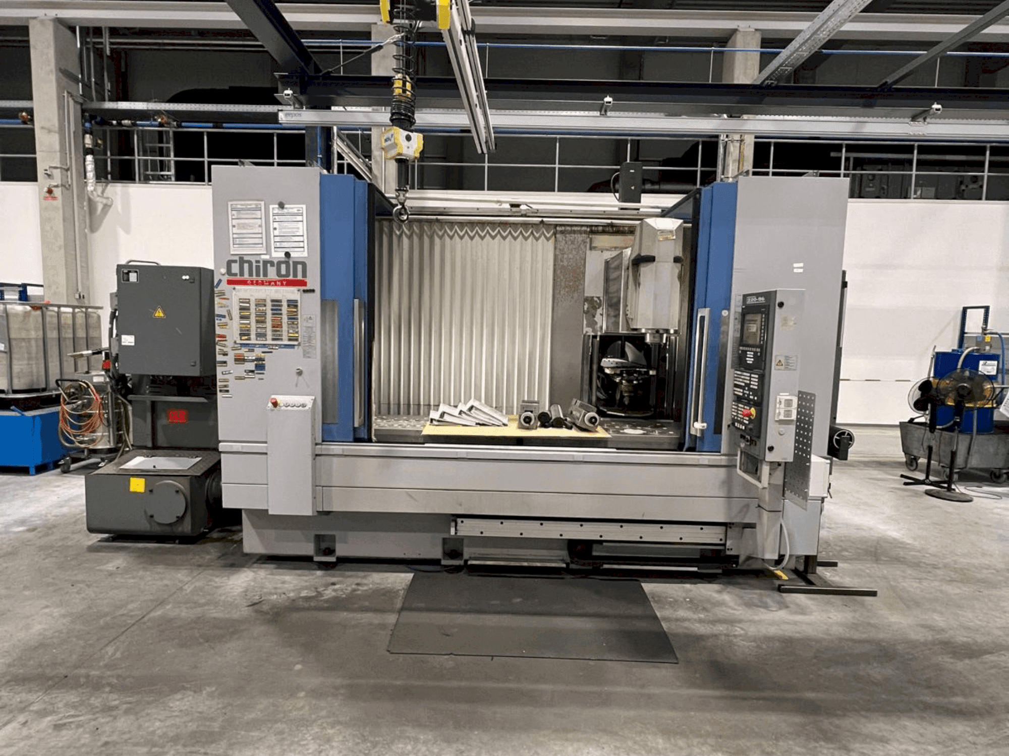 Vue de face de la machine CHIRON Mill 2000