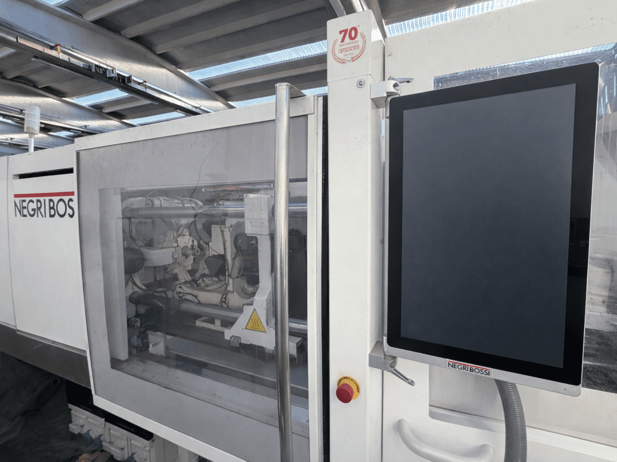 Machine à injecter électrique Negri Bossi ELE 80, vue de face avec écran de contrôle et composants internes visibles.