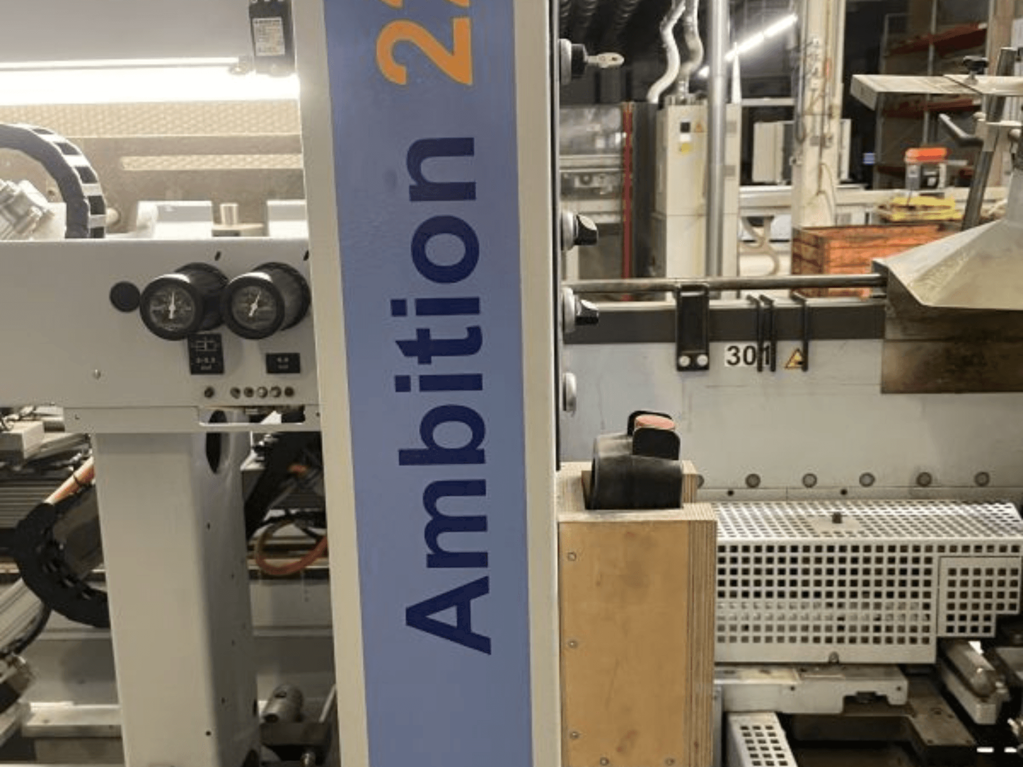 Vue avant de la plaqueuse de chants HOMAG KAL 210 Ambition 2264, montrant les cadrans, les commandes et le panneau latéral marqué.