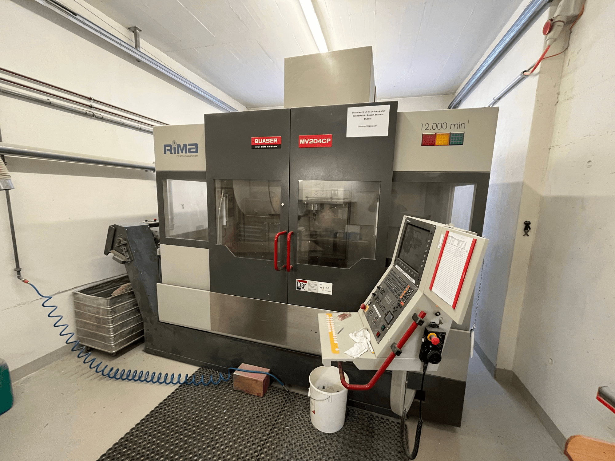 Centre d'usinage vertical Quaser MV-204 CP vu de face, avec panneau de commande et détails opérationnels.