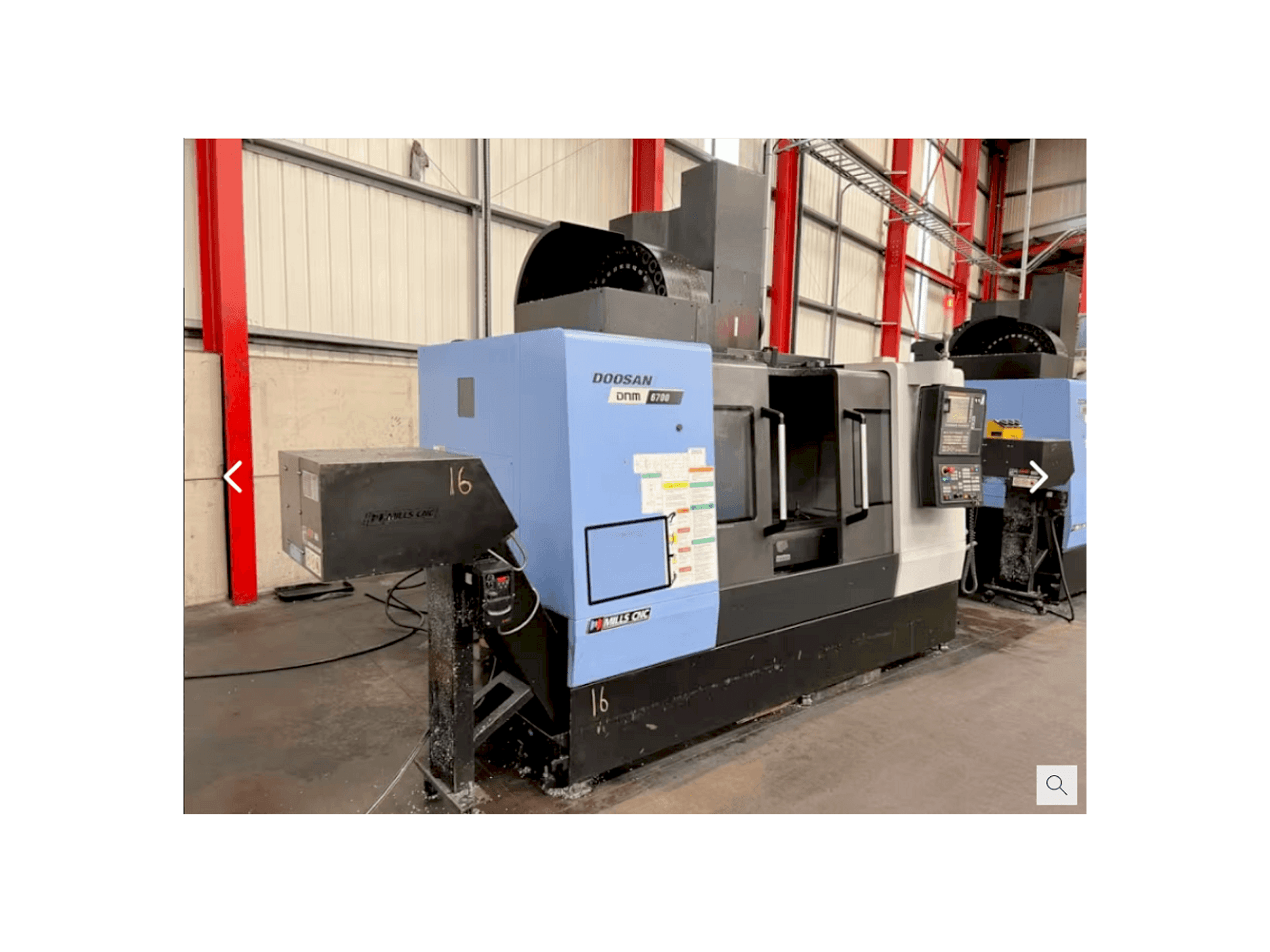 Vue de face de la machine Doosan DNM 6700