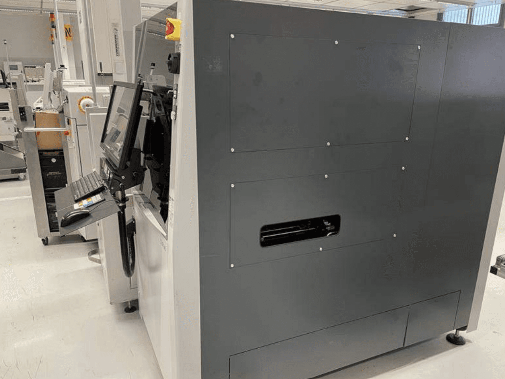 Machine de mesure optique VISCOM S3016, vue de profil, équipée d'un écran, d'un clavier et d'une interface à boutons pour des mesures de précision.
