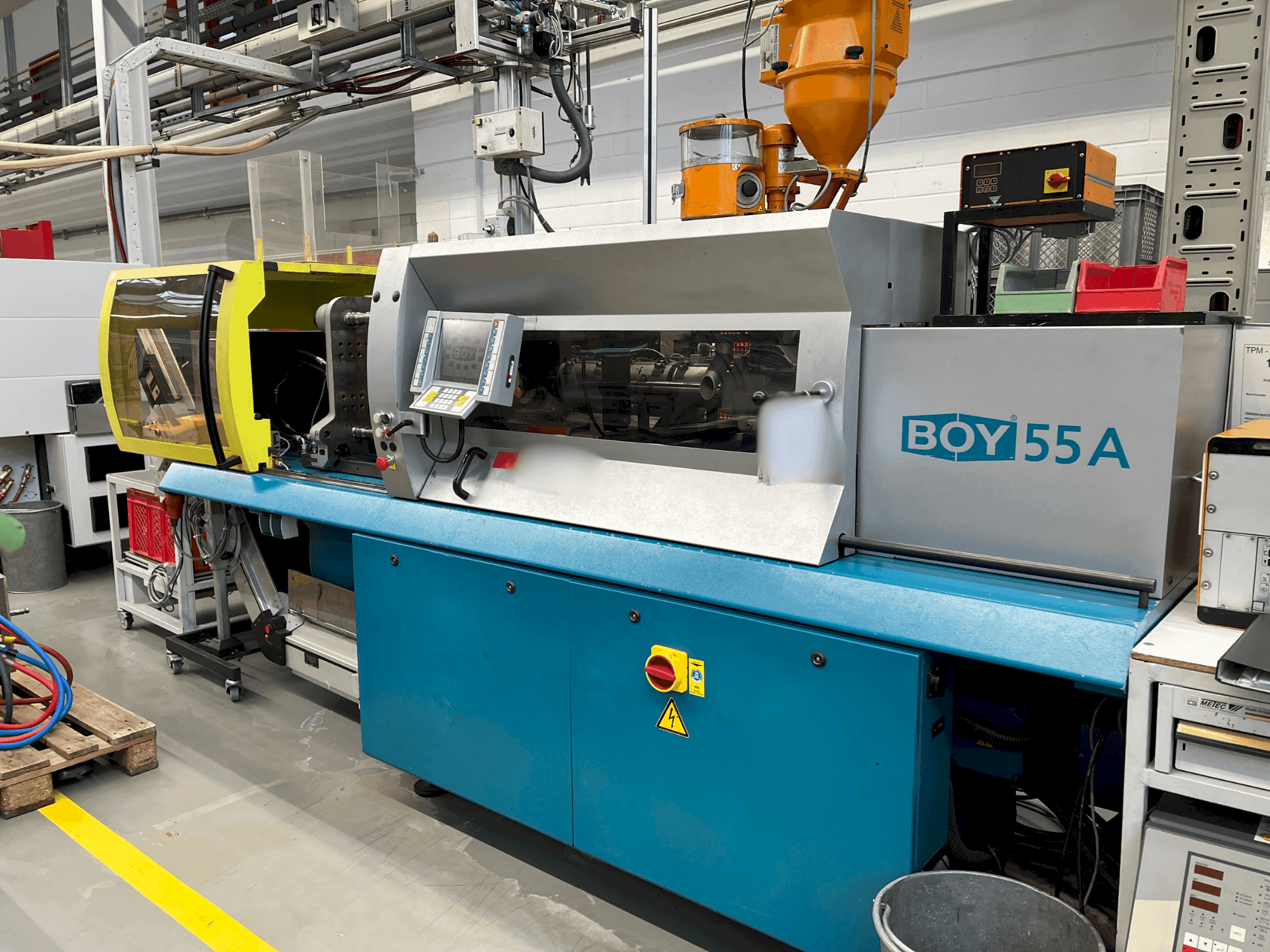 Vue de face de la machine BOY 55A