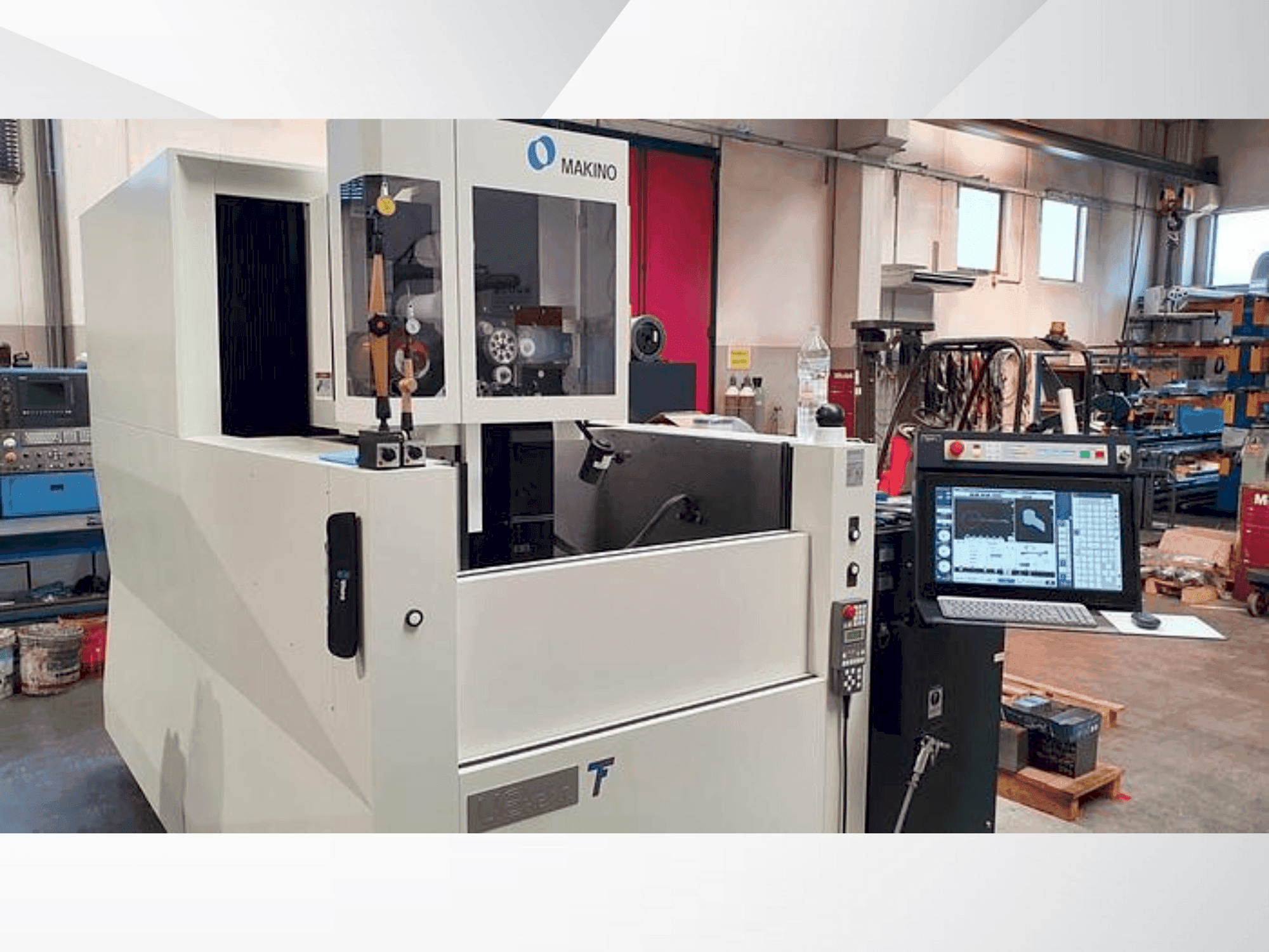 Vue de face de la machine Makino U6 HEAT