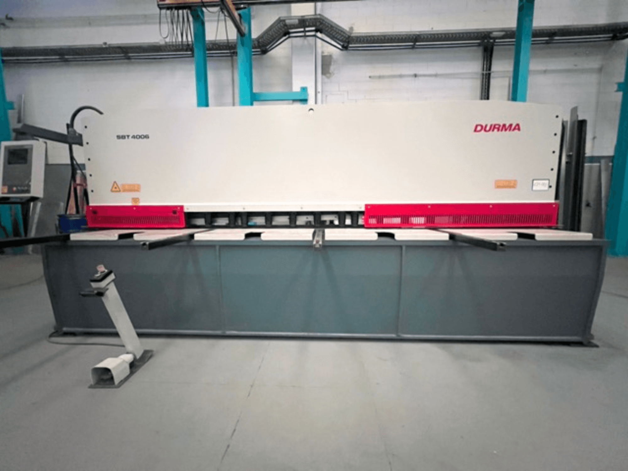 Machine à cisailler CNC Durma SBT 4006 vue de face, avec une base grise et des accents rouges, prête à fonctionner dans une usine.