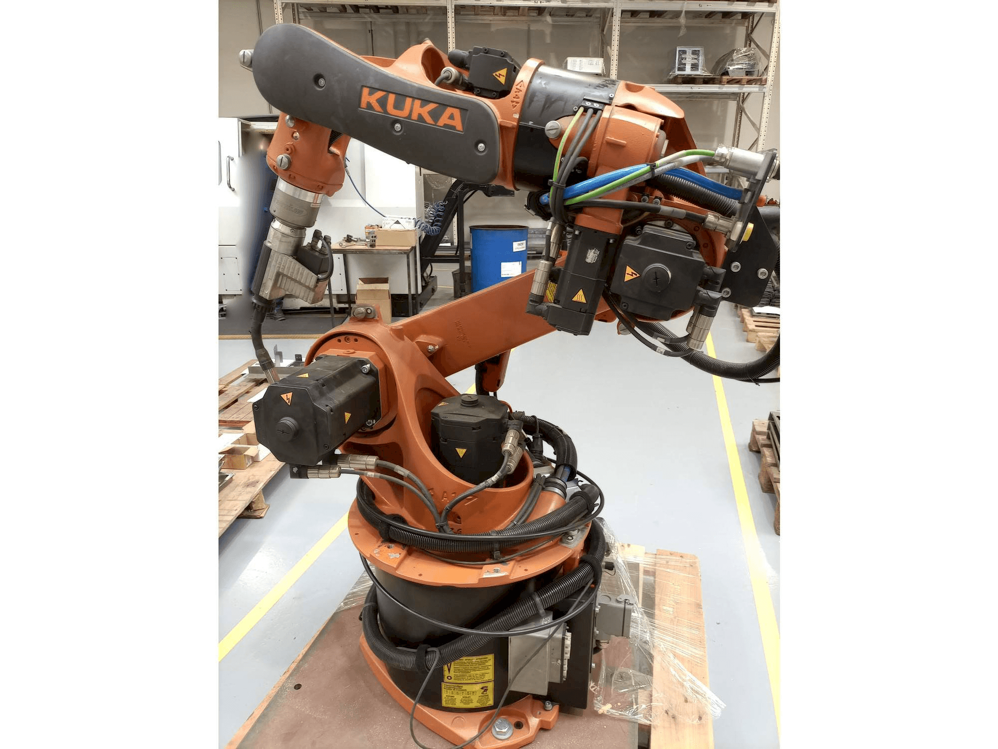 Vue de face de la machine KUKA KR16 ARC HW