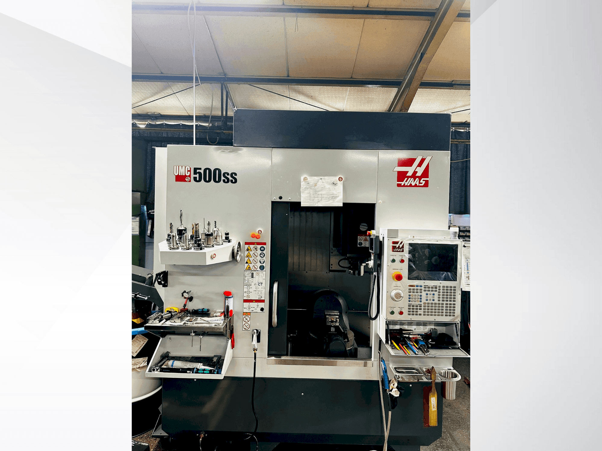 Vue de face de la machine HAAS UMC 500 SS