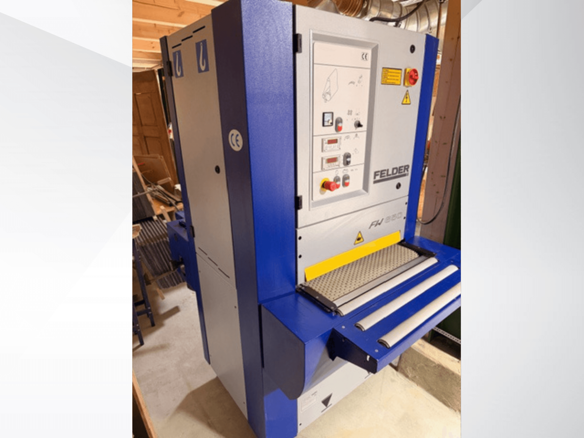 Raboteuse Felder FH 930, vue de face, avec le panneau de commande, les dispositifs de sécurité et les rouleaux d'entrée/sortie visibles.