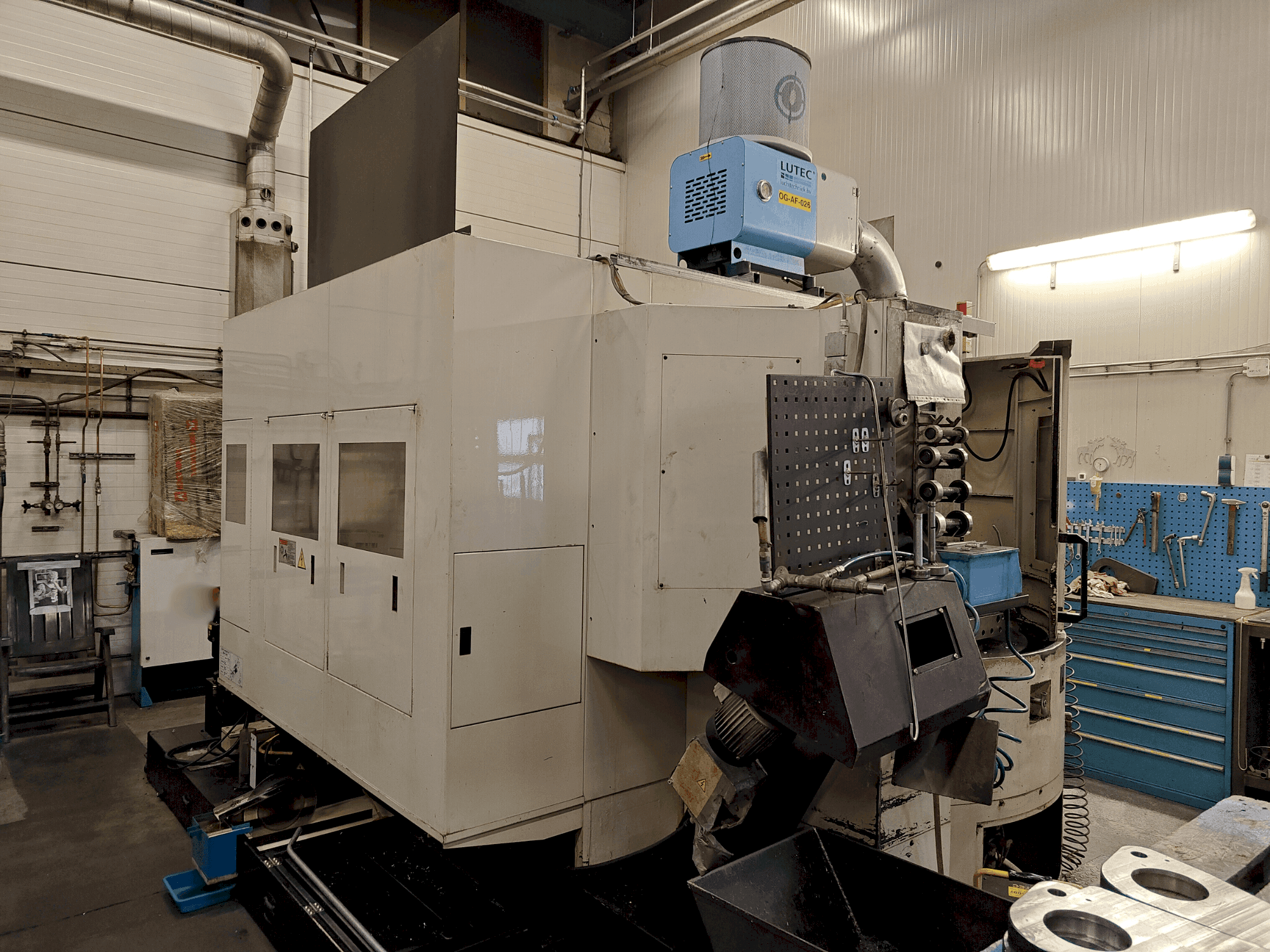 Vue de face de la machine Hurco HTX 500
